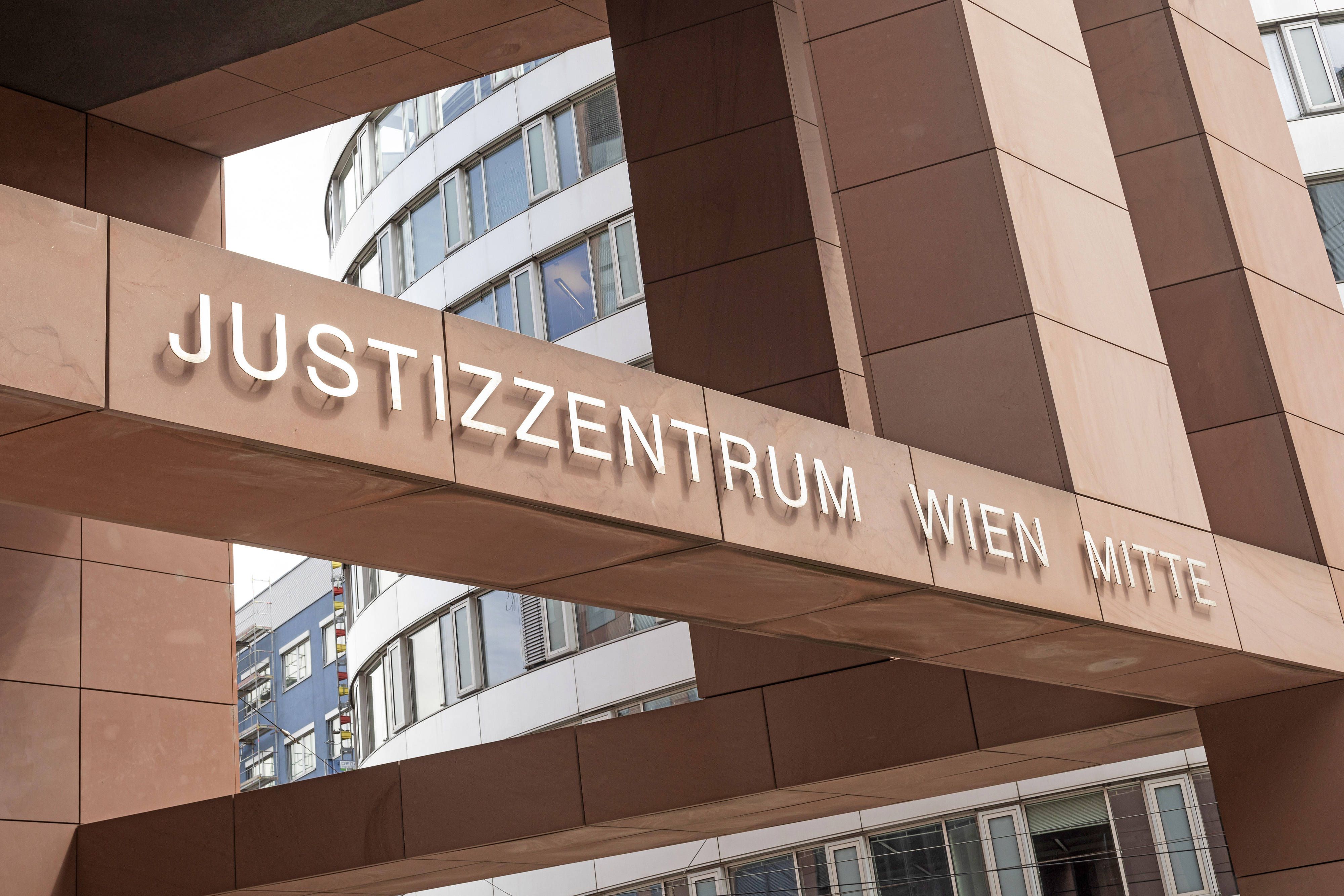 Das Verfahren läuft am Handelsgericht Wien. 