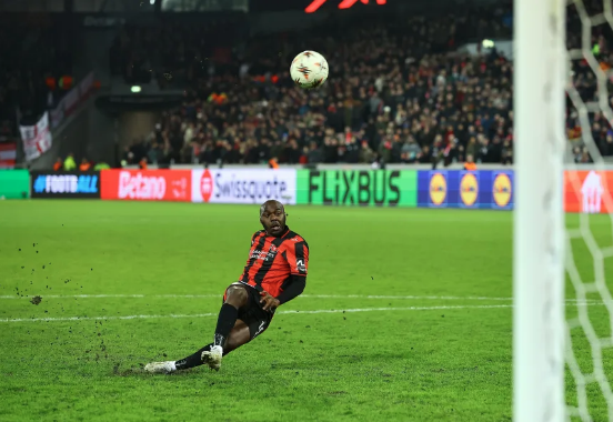 Edward Chilufya rutschte beim entscheidenden Versuch aus. 