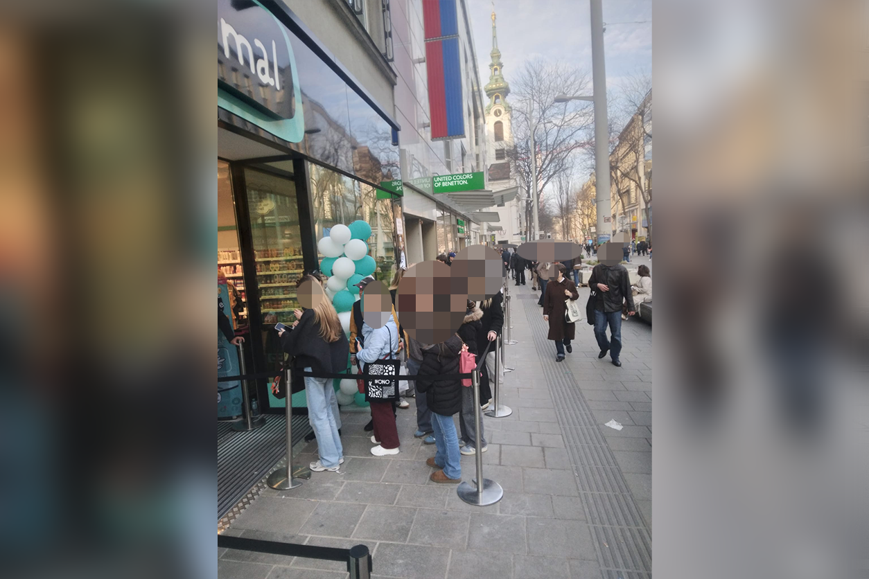 Auch am Freitag hatte sich eine meterlange Schlange in der Mariahilfer Straße gebildet.