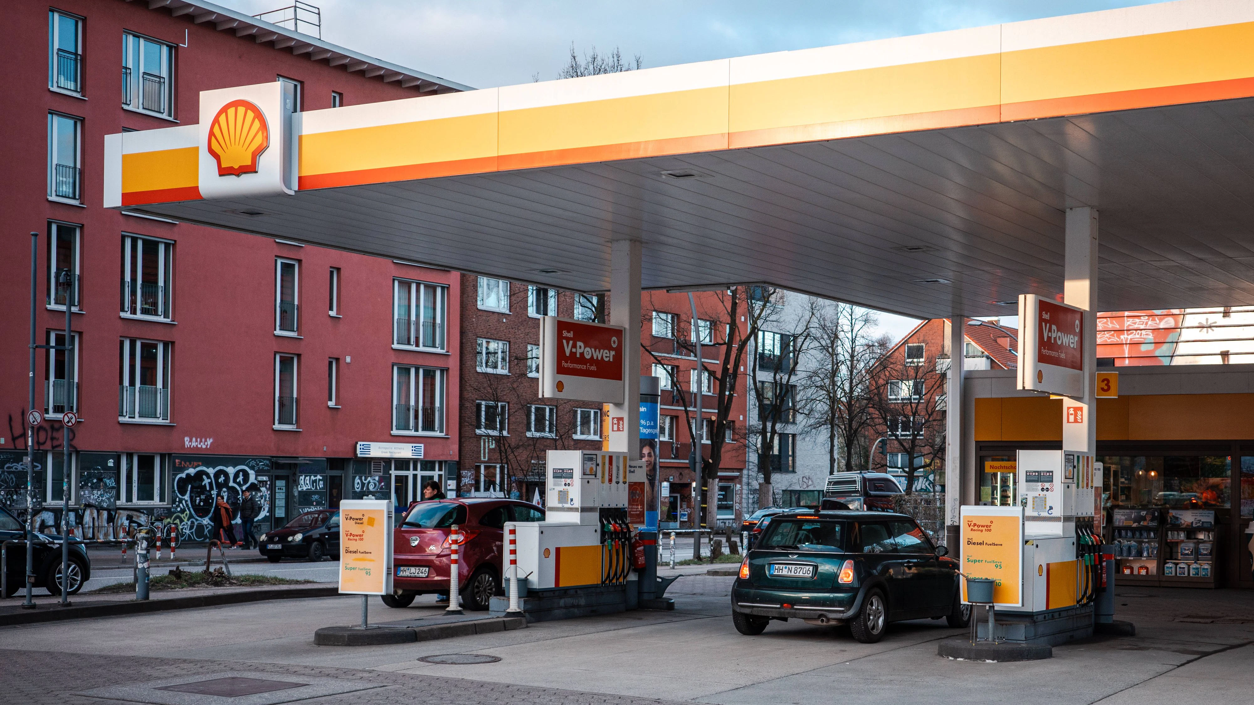 Der Mitarbeiter einer Tankstelle behielt den Lotto-Schein mit dem Millionen-Gewinn einfach.