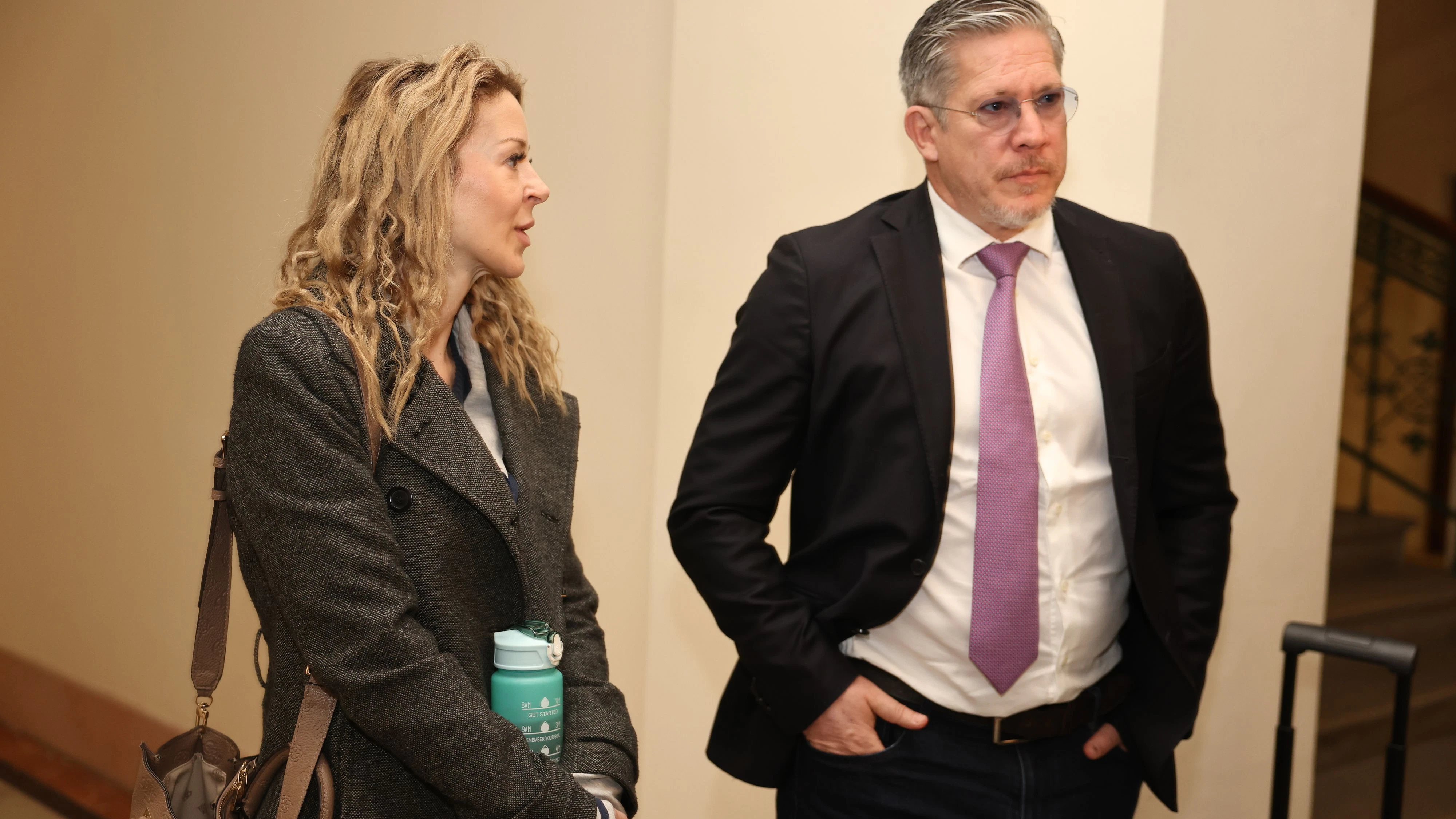 Simone Lugner am Weg zum Prozess mit ihrem Anwalt Florian Höllwarth.