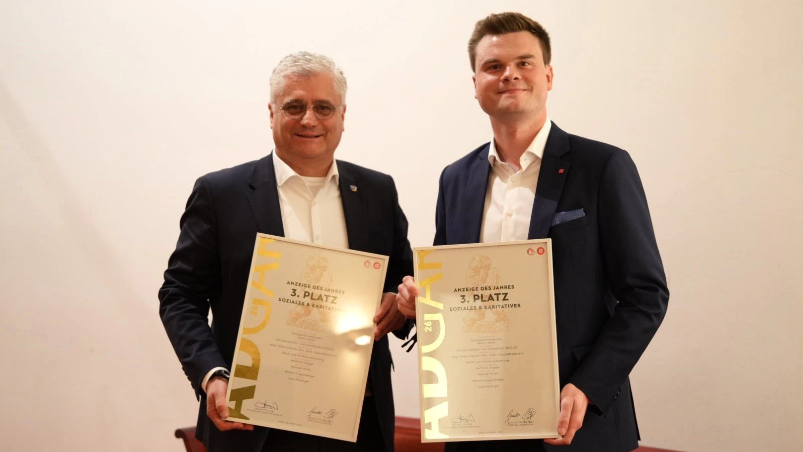 Landesrat Martin Antauer (FP) und Matthias Reichl (r.) nahmen den Werbepreis entgegen.