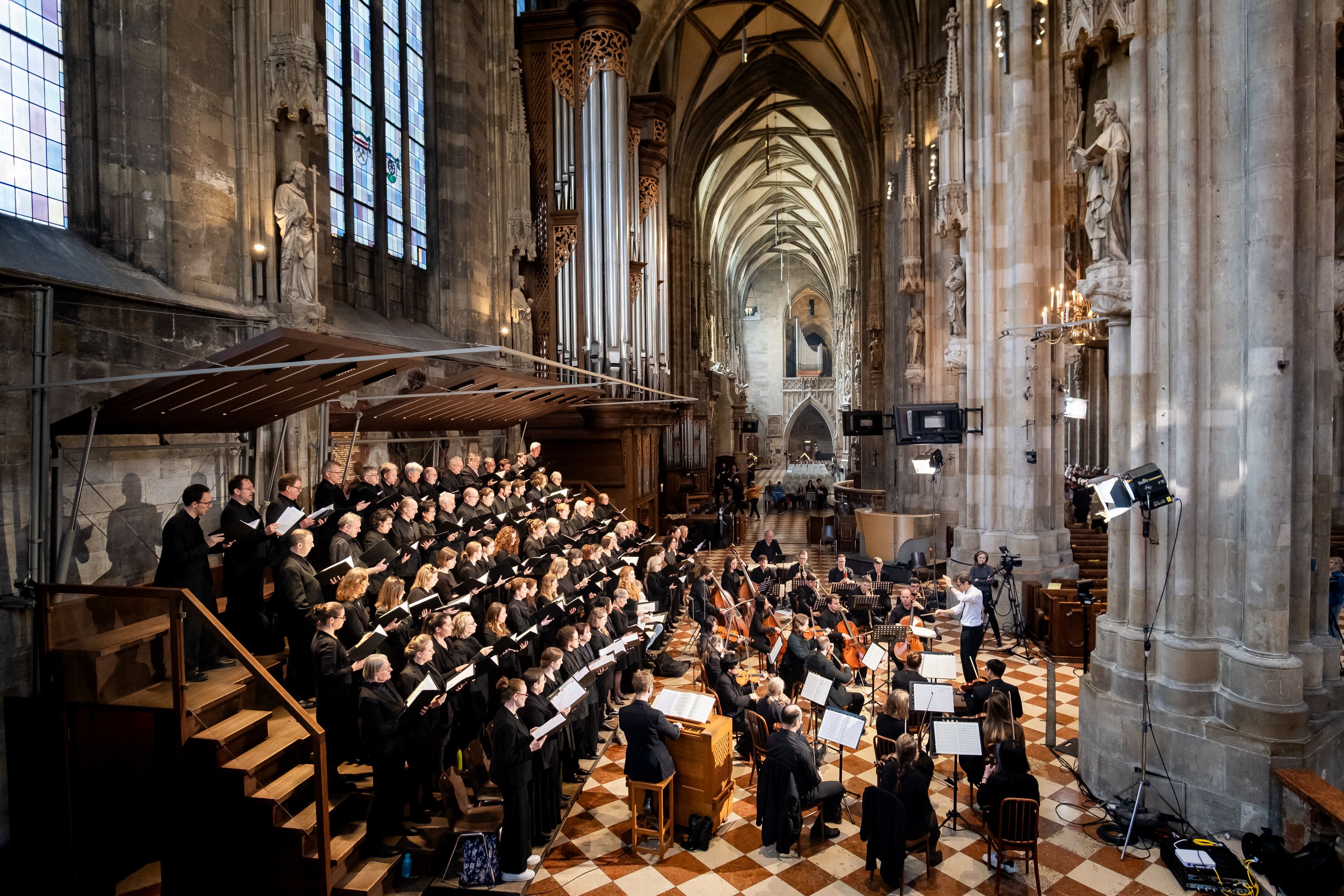 Am Ostersonntag musizieren der Wiener Domchor, das Wiener Domorchester und Domorganist Ernst Wally.