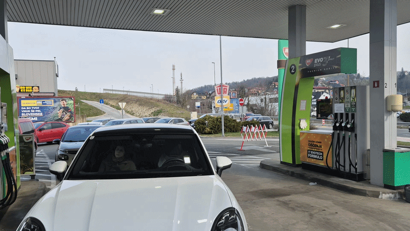 Heute.at - 54 Cent billiger! Tank-Wahnsinn an Österreichs Grenze