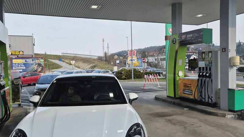 Heute.at - 54 Cent billiger! Tank-Wahnsinn an Österreichs Grenze