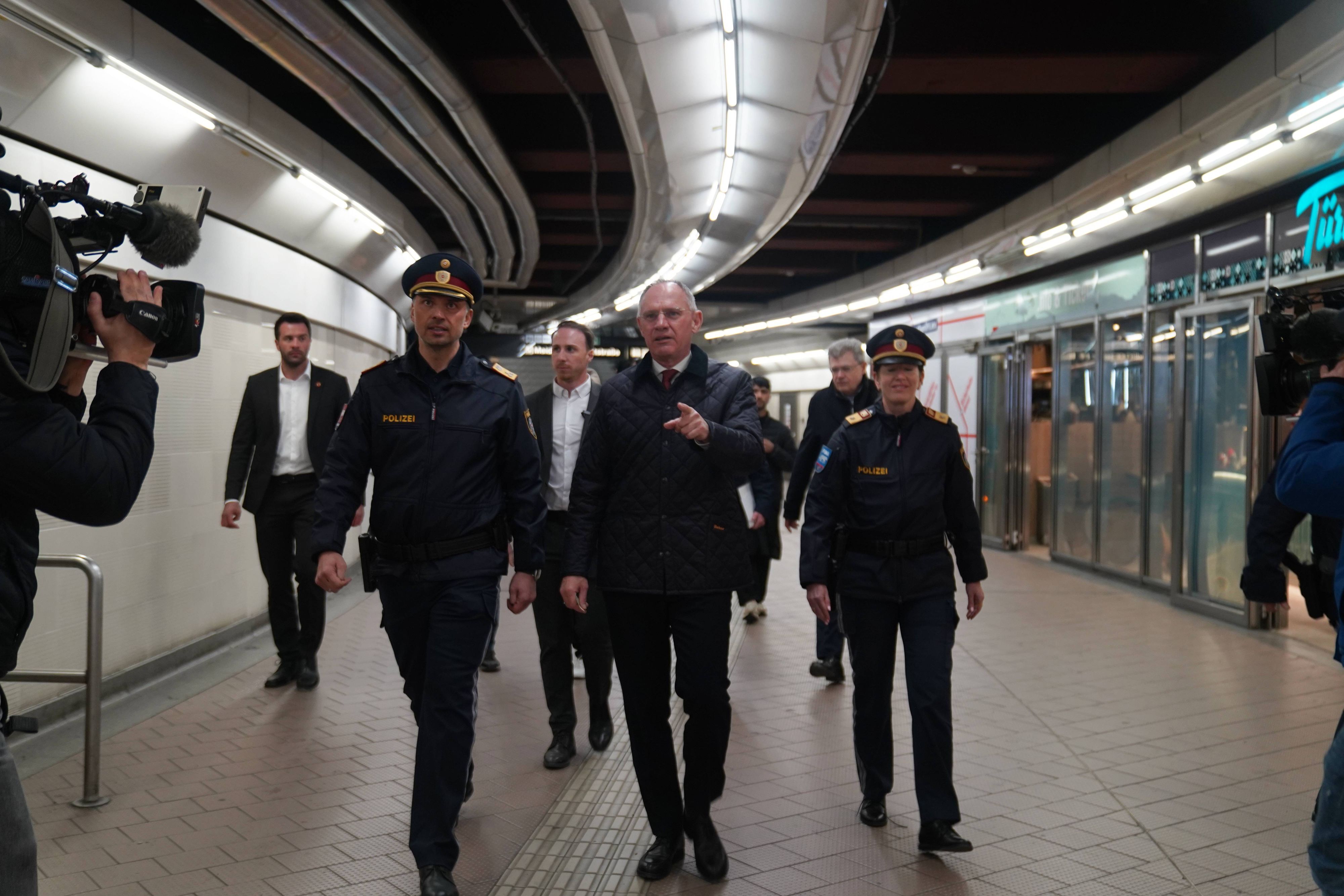 Innenminister Gerhard Karner (ÖVP) verstärkt die Kontrollen in den Wiener Öffis.