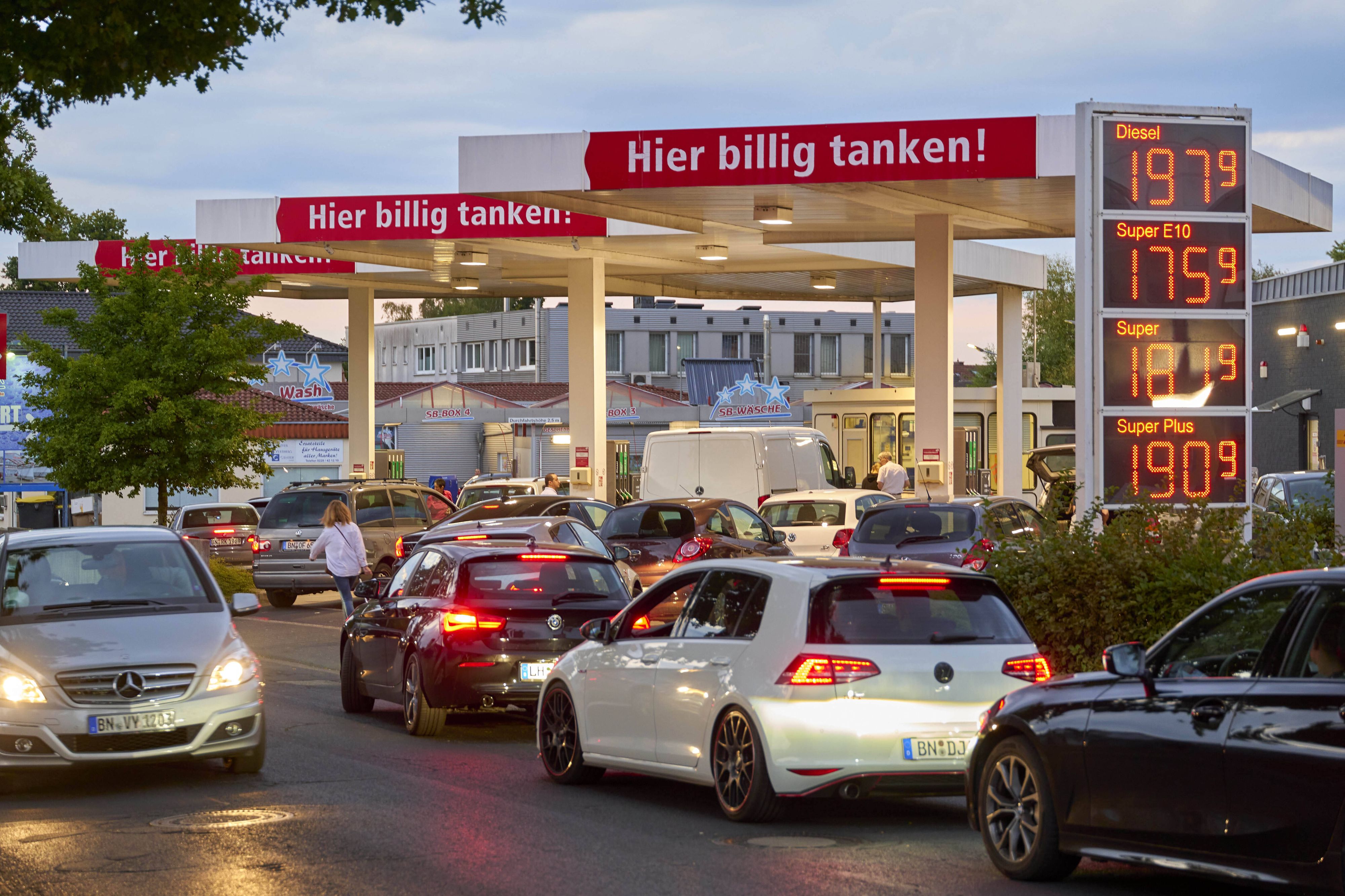 Schnell bildete sich eine lange Schlange vor der Tankstelle.