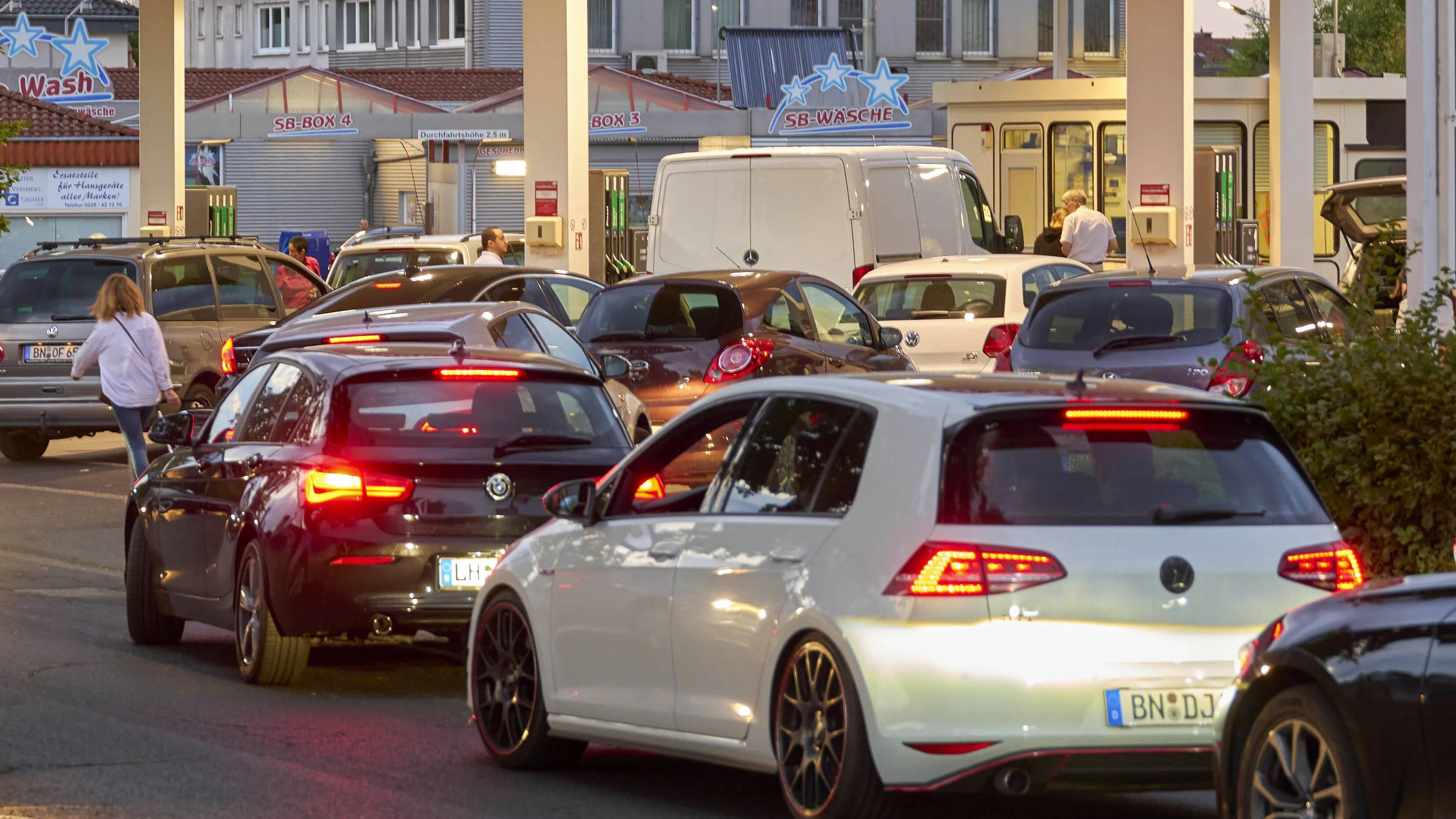 Schnell bildete sich eine lange Schlange vor der Tankstelle.