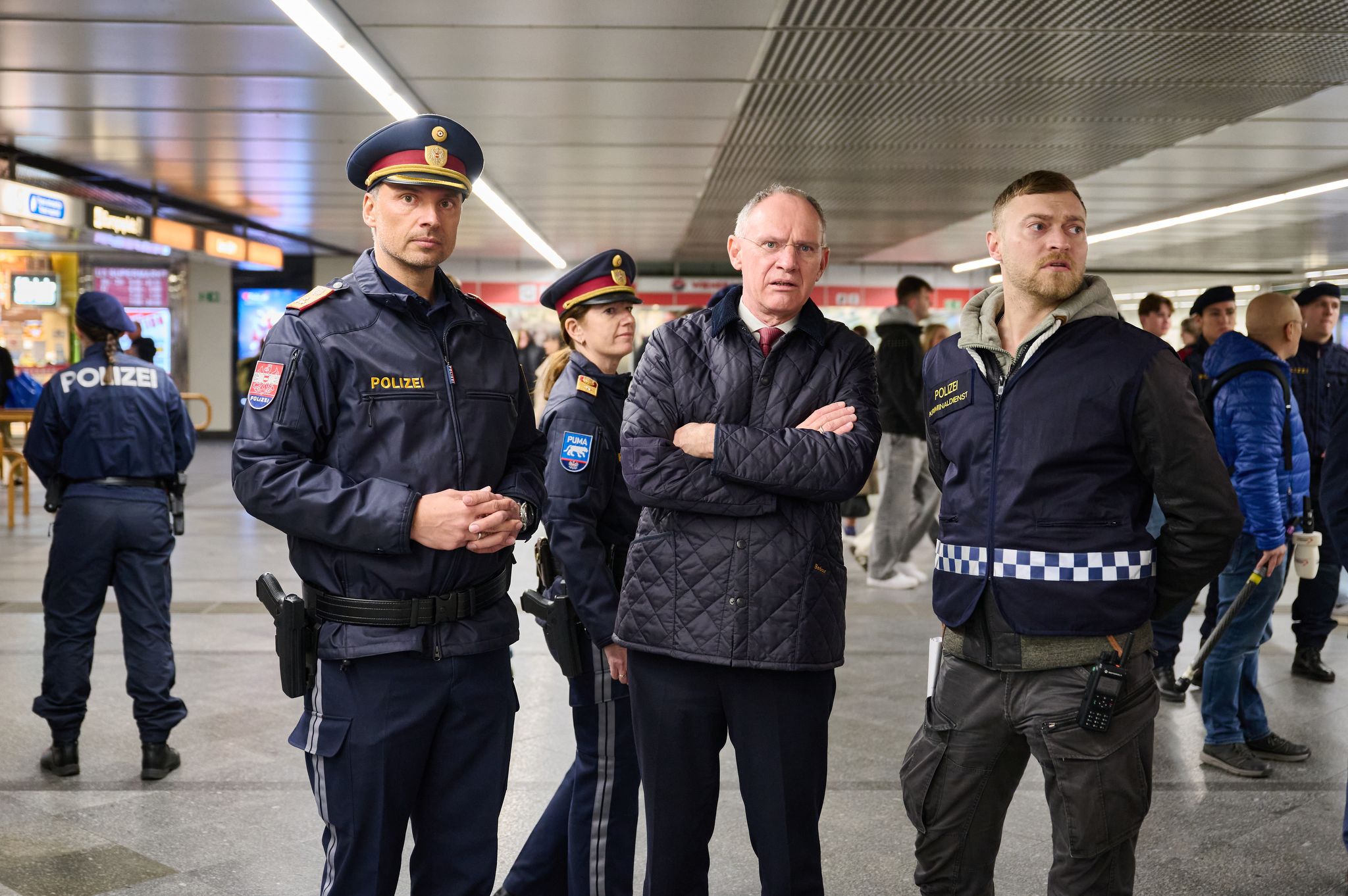 Landespolizei-Vizepräsident Dieter Csefan (l.) und Innenminister Gerhard Karner&nbsp; bei einer Schwerpunktkontrolle am Westbahnhof.
