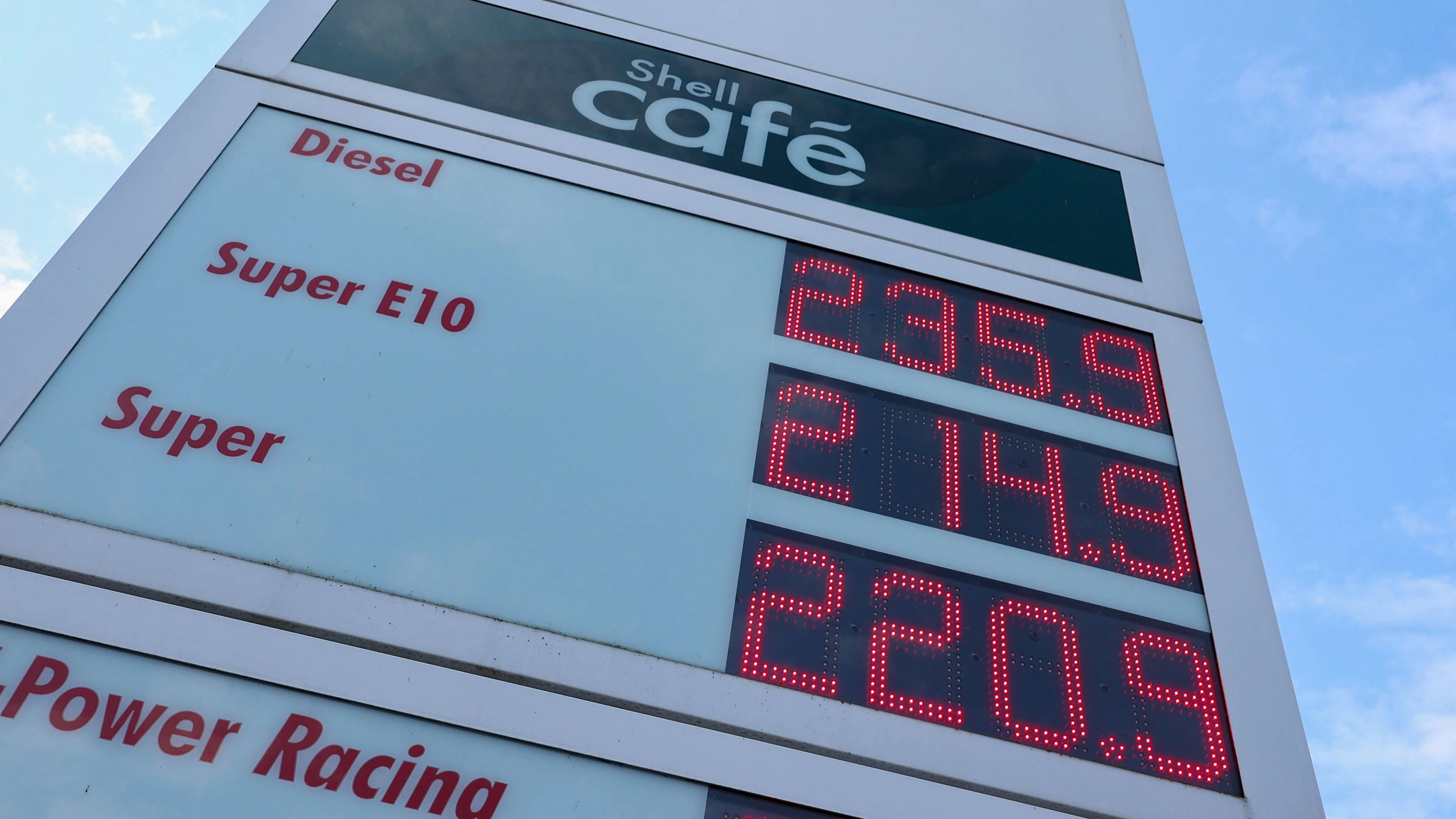 In Deutschland ist Sprit noch einmal deutlich teurer als in Österreich.