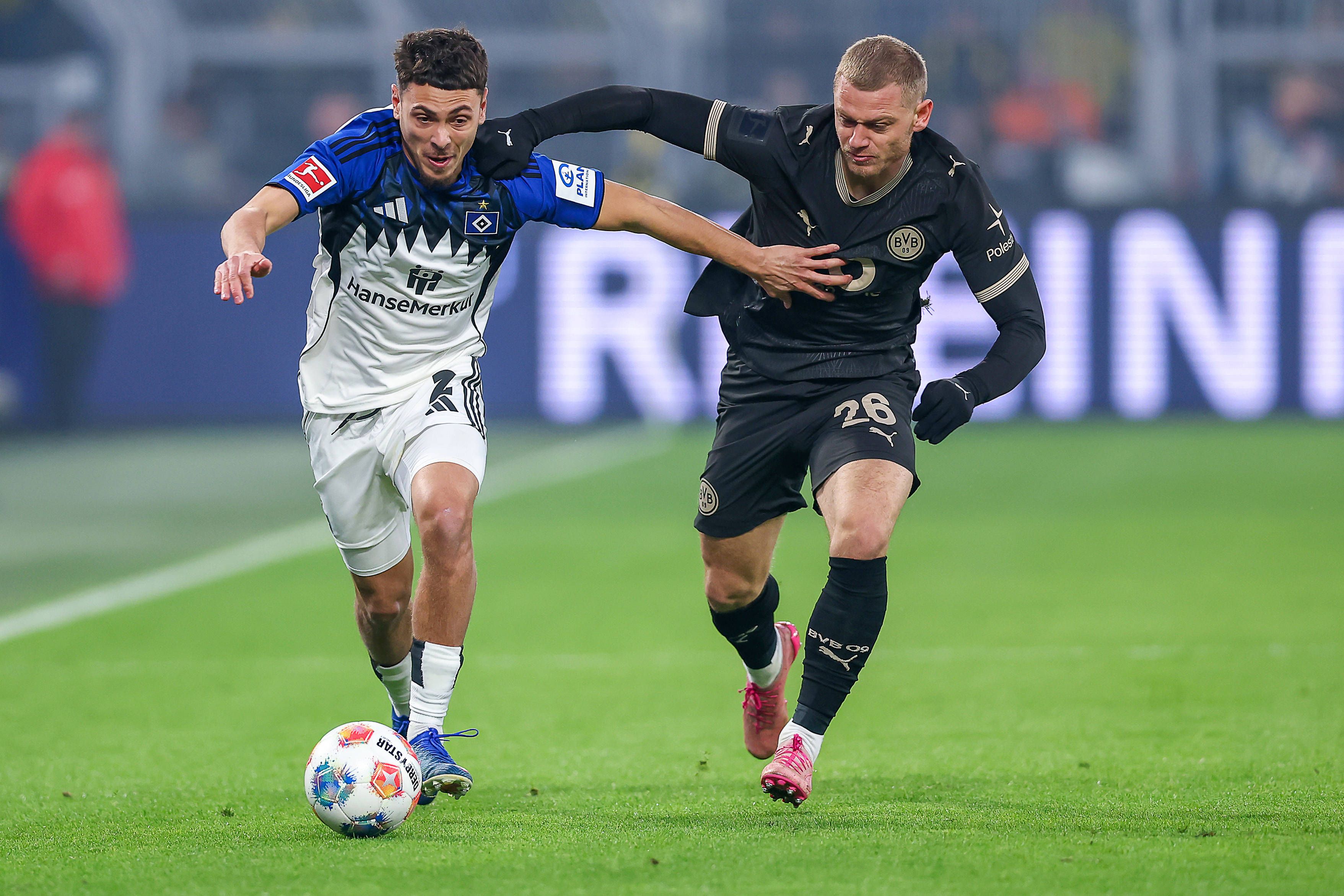 Der HSV führt im Duell gegen Borussia Dortmund.