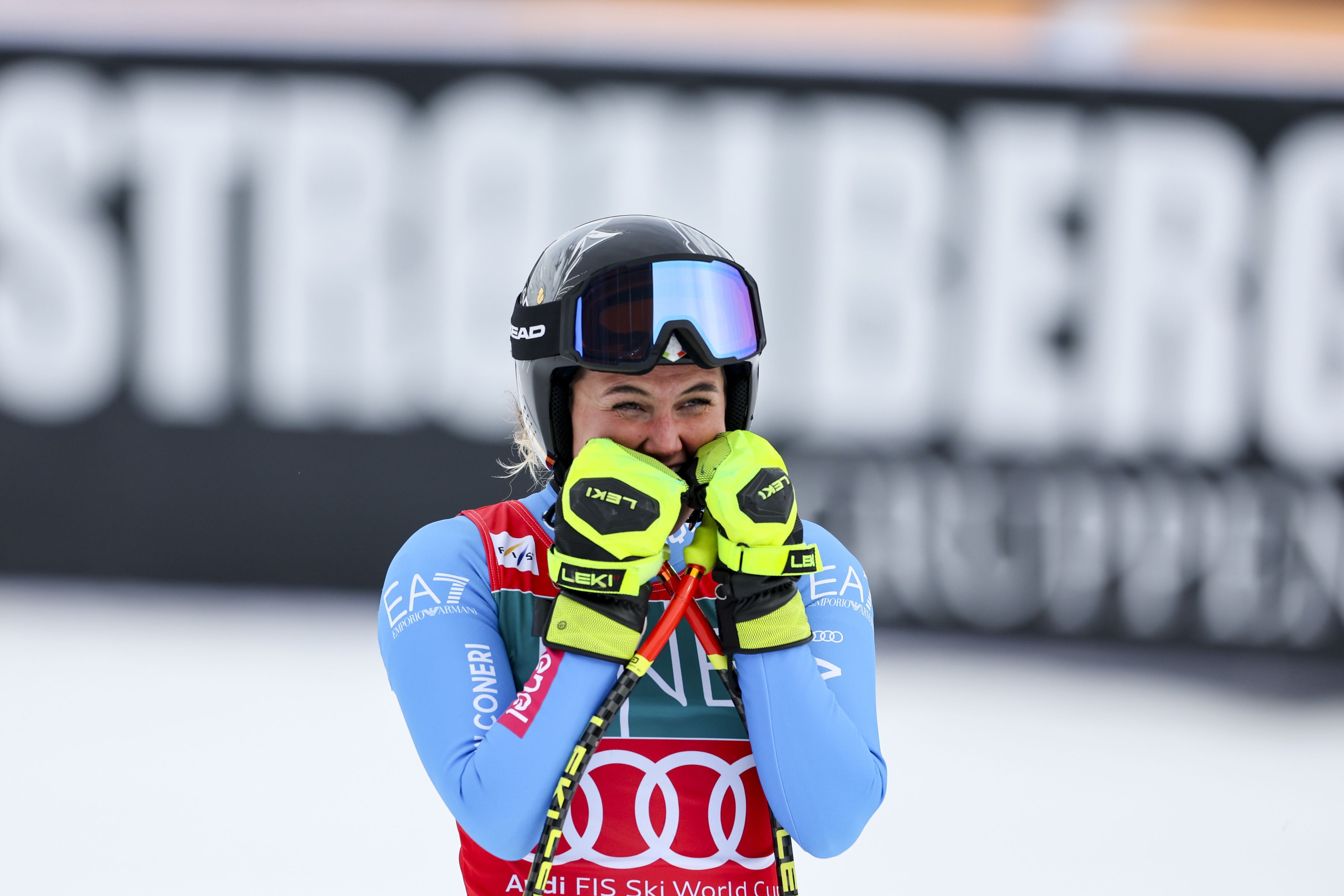 Laura Pirovano bejubelt den Weltcupsieg und den Gewinn der kleinen Kristallkugel. 