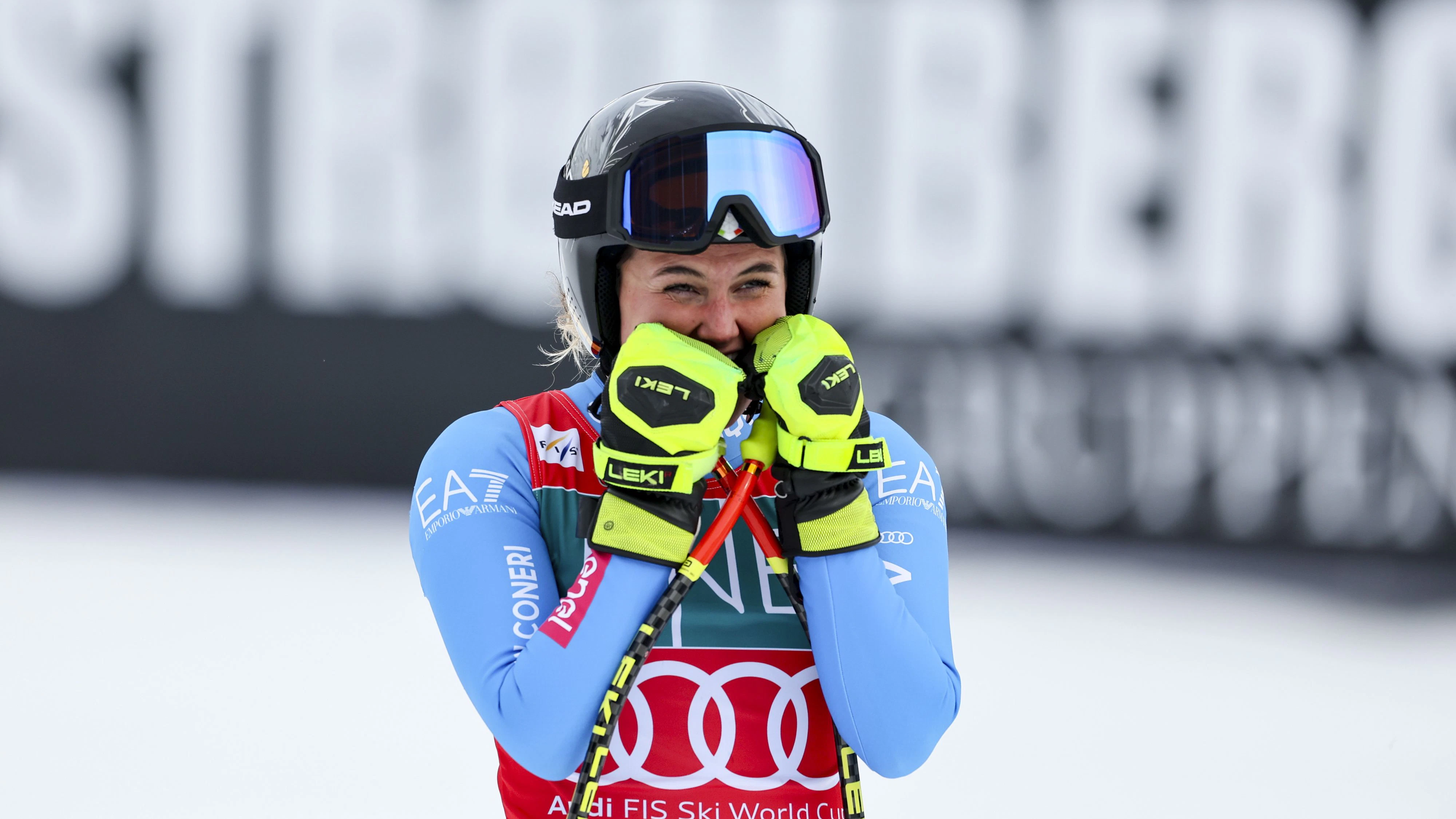 Laura Pirovano bejubelt den Weltcupsieg und den Gewinn der kleinen Kristallkugel. 