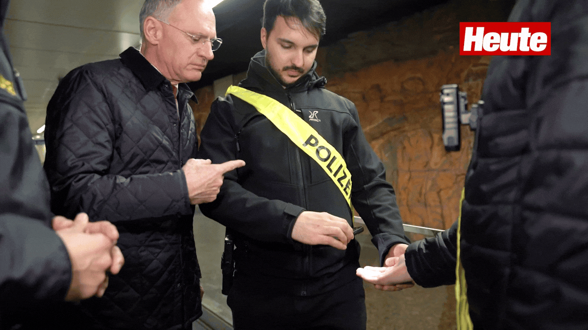 Innenminister Gerhard Karner (l.) macht sich vor Ort ein Bild und begleitet Polizeikontrollen in Wien