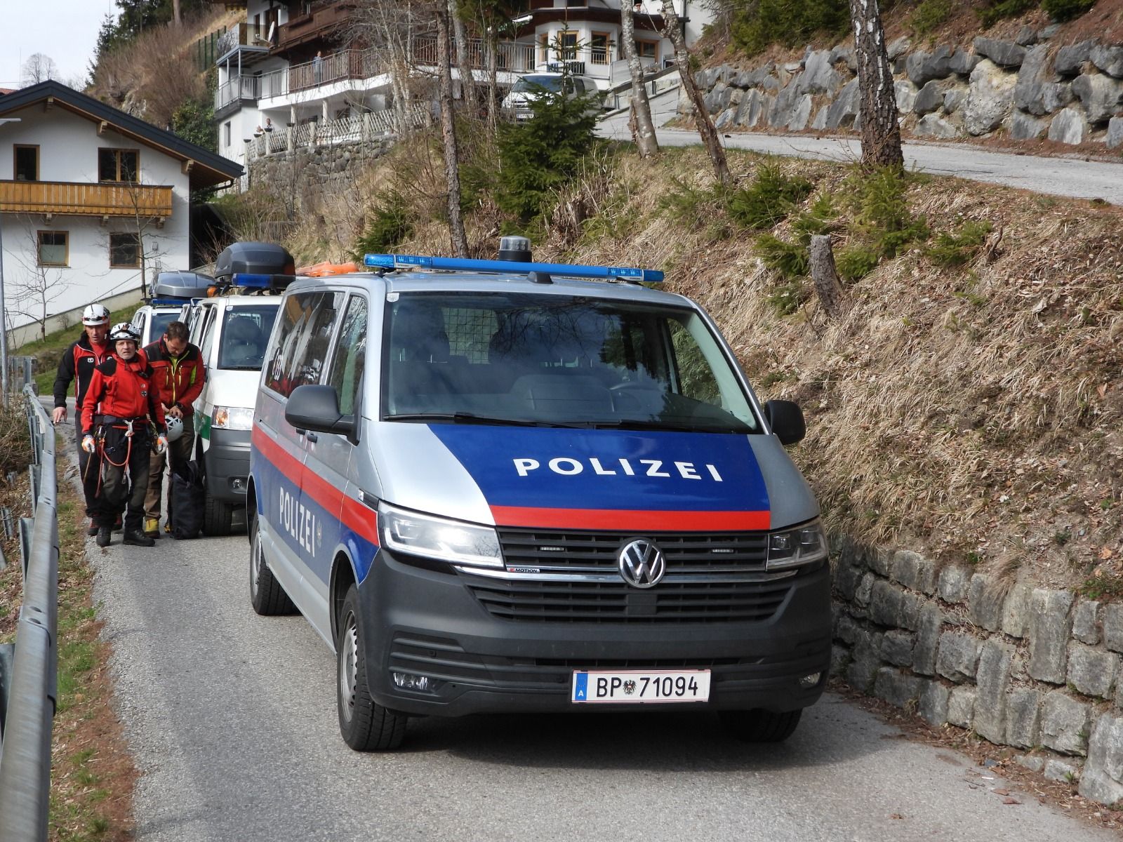 Der Mann wurde geborgen und unter laufender Reanimation ins Krankenhaus gebracht.