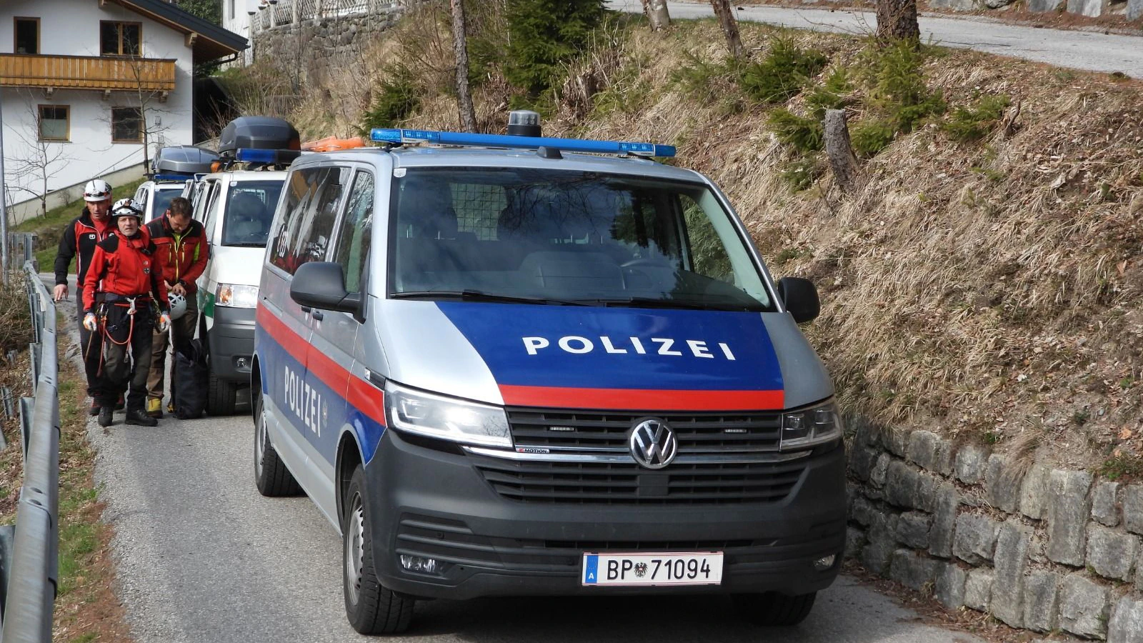 Der Mann wurde geborgen und unter laufender Reanimation ins Krankenhaus gebracht.