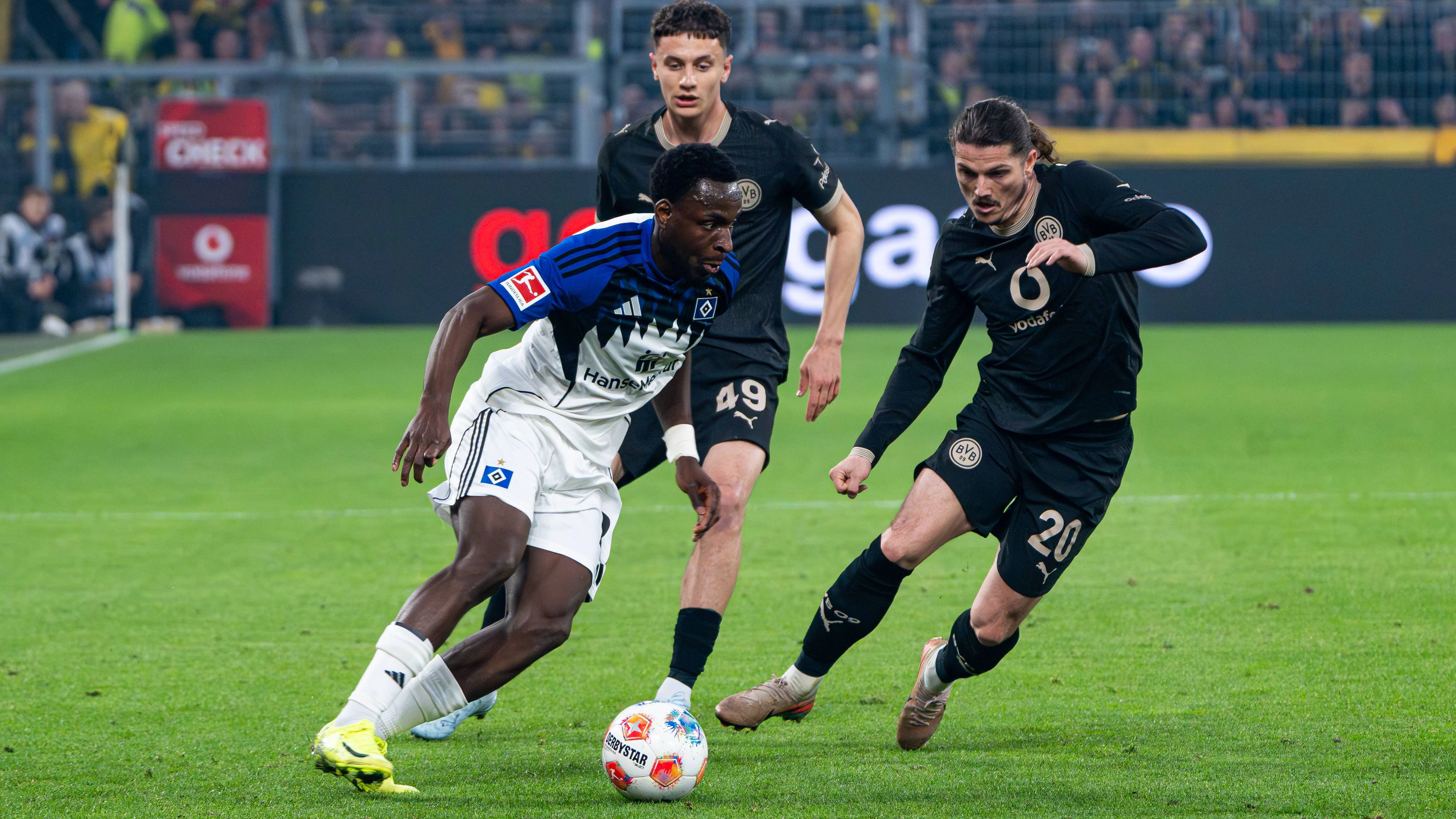 Philip Otele Hamburger SV, 27 im Zweikampf gegen Marcel Sabitzer Borussia Dortmund, 20 Borussia Dortmund vs. Hamburger SV, Fussball, 1. Bundesliga, 27. Spieltag, Saison 2025/2026, 21.03.2026 DFL REGULATIONS PROHIBIT ANY USE OF PHOTOGRAPHS AS IMAGE SEQUENCES AND/OR QUASI-VIDEO, Borussia Dortmund vs. Hamburger SV, Fussball, 1. Bundesliga, 27. Spieltag, Saison 2025/2026, 21.03.2026 Dortmund *** Philip Otele Hamburger SV, 27 in duel against Marcel Sabitzer Borussia Dortmund, 20 Borussia Dortmund vs Hamburger SV, Football, 1 Bundesliga, Matchday 27, Season 2025 2026, 21 03 2026 DFL REGULATIONS PROHIBIT ANY USE OF PHOTOGRAPHS AS IMAGE SEQUENCES AND OR QUASI VIDEO, Borussia Dortmund vs Hamburger SV, Football, 1 Bundesliga, Matchday 27, Season 2025 2026, 21 03 2026 Dortmund Copyright: xEibner-Pressefoto/DamianxKruczynx EP_DKI