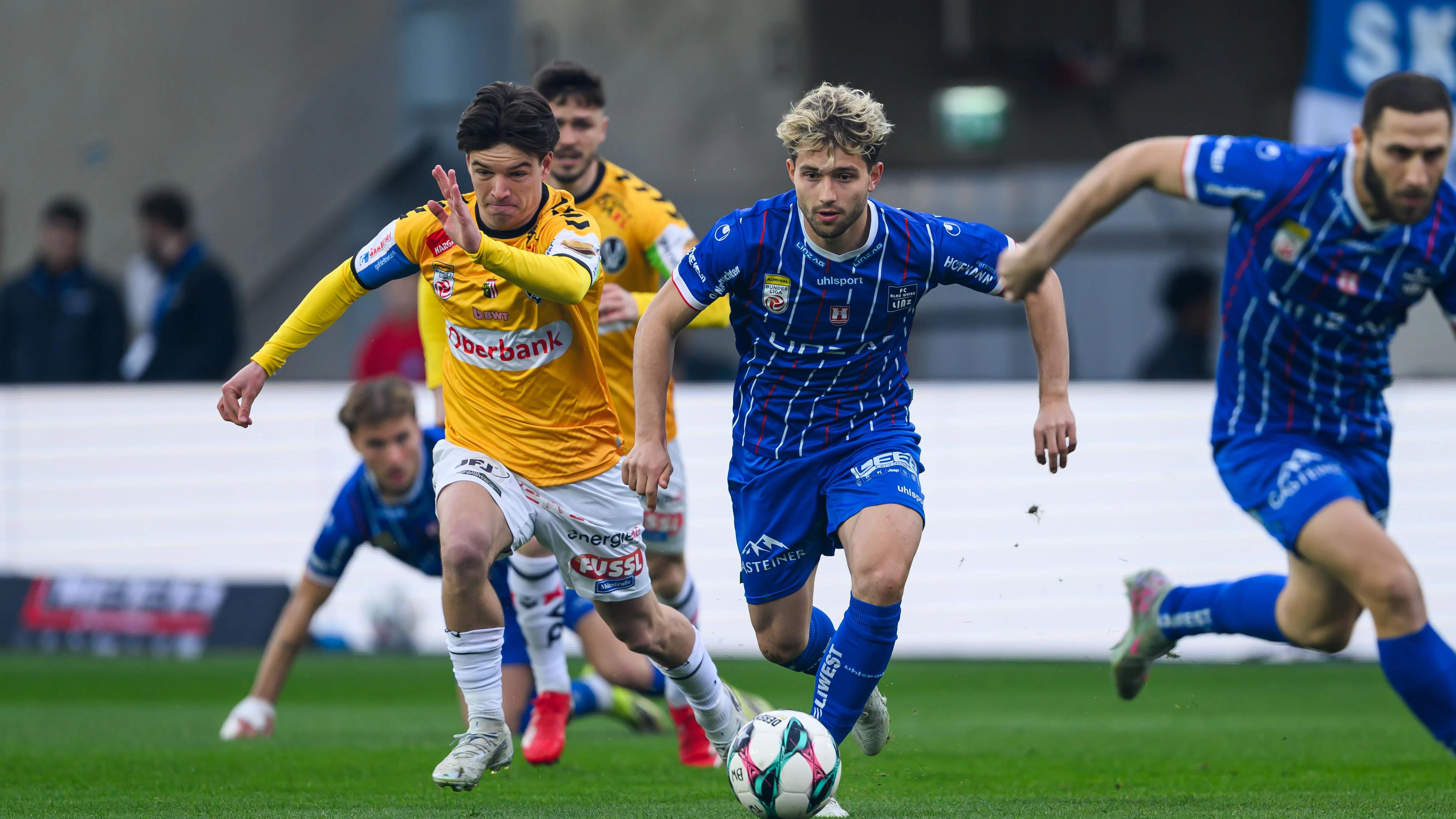 LINZ,AUSTRIA,21.MAR.26 - SOCCER - ADMIRAL Bundesliga, qualification group, FC Blau Weiss Linz vs SV Ried. Image shows Simon Seidl (Linz) and Nicolas Bajlicz (Ried). Photo: GEPA pictures/ Christian Moser