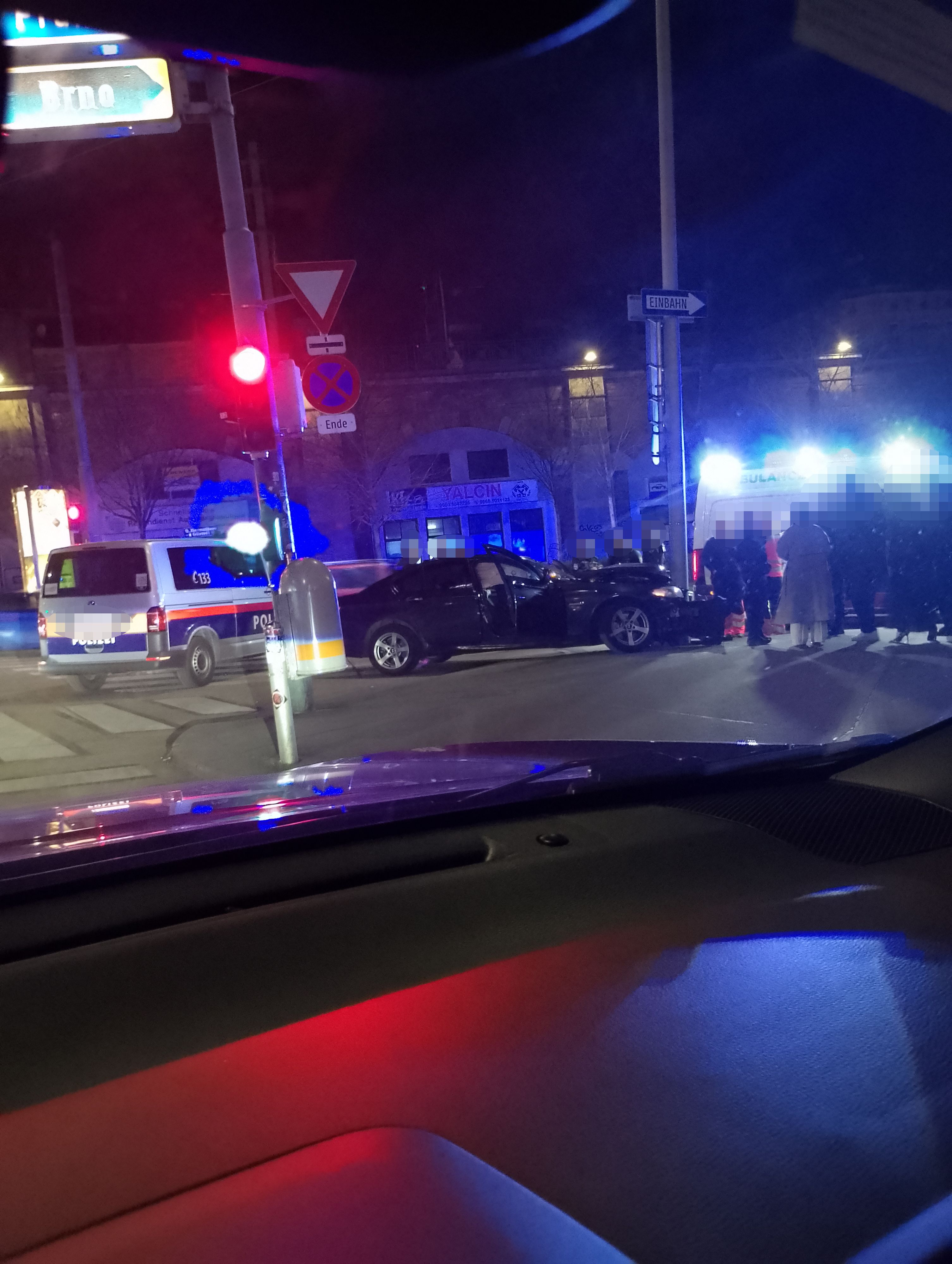 Heute.at - BMW-Lenker muss am Gürtel notbremsen, donnert in Mast