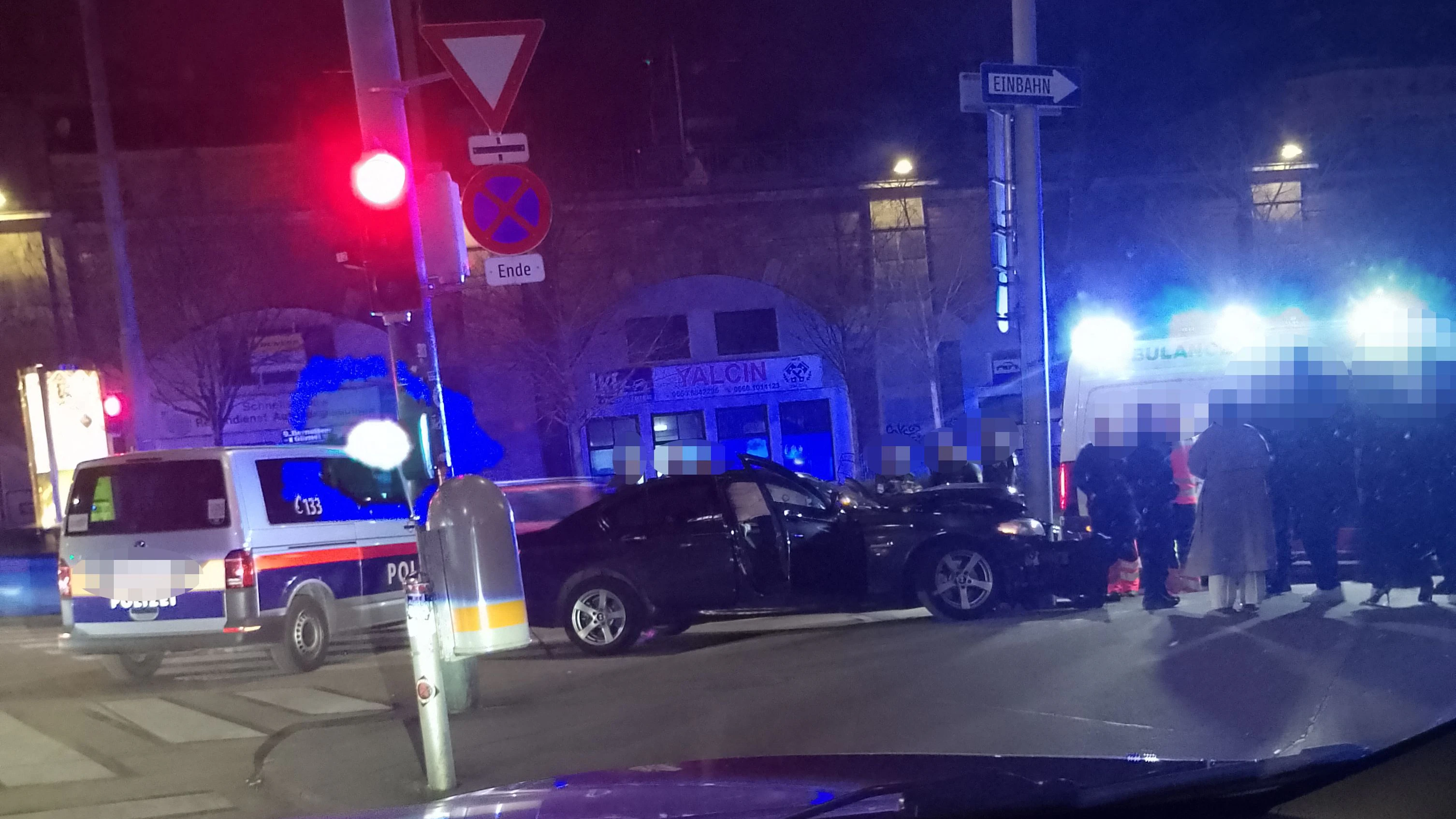 Heute.at - BMW-Lenker muss am Gürtel notbremsen, donnert in Mast