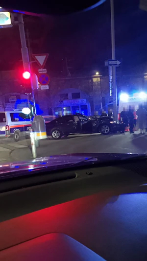BMW-Unfall am Wiener Gürtel: Junger Lenker muss notbremsen und prallt gegen Lichtmast. Polizei ermittelt Unfallursache am Freitagabend.