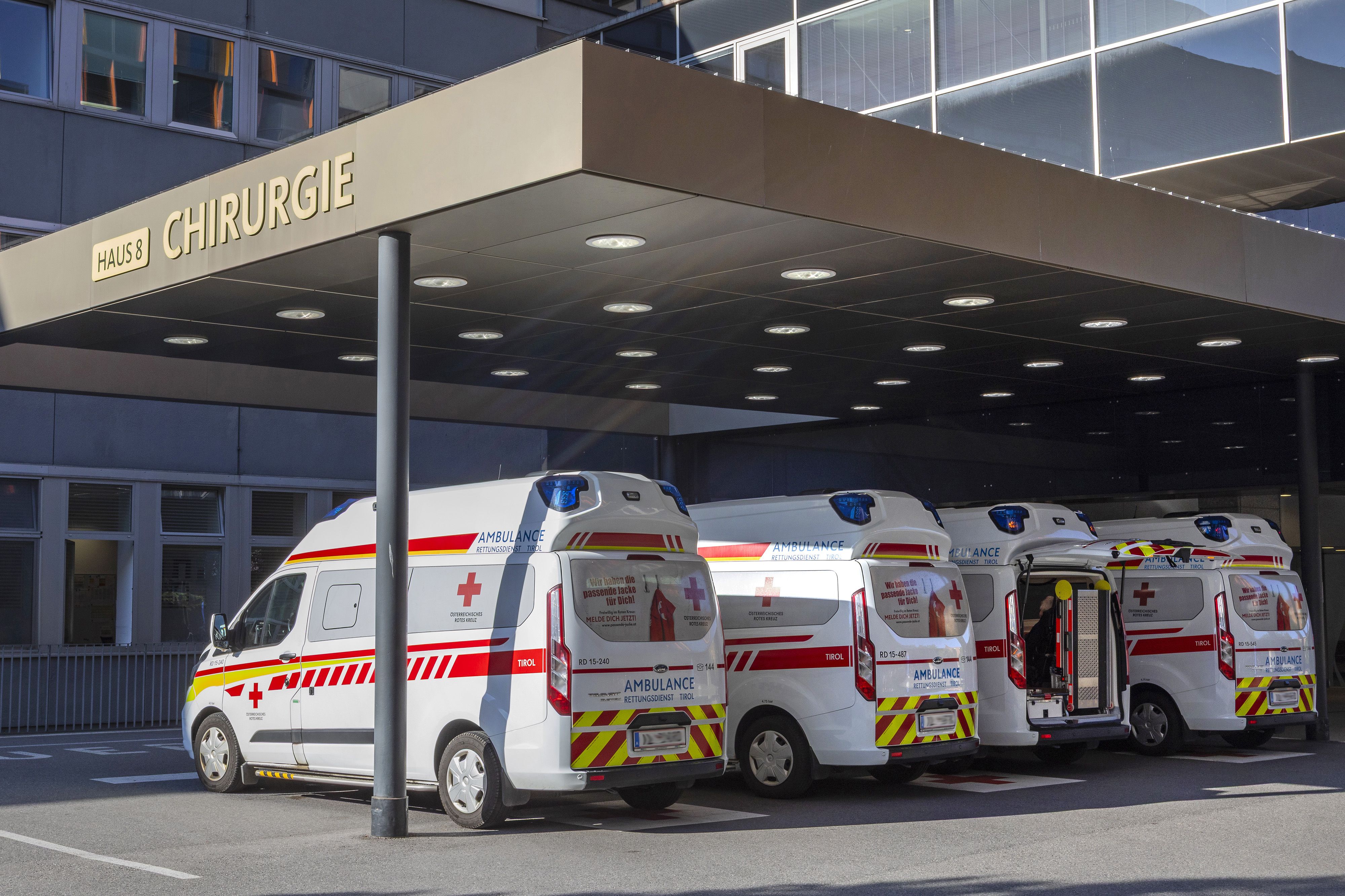 Rettungsautos stehen vor einer Klinik - Hilfsorganisationen wie Rotes Kreuz und Samariterbund sind jetzt in Tirol in einen Spenden-Streit geraten.