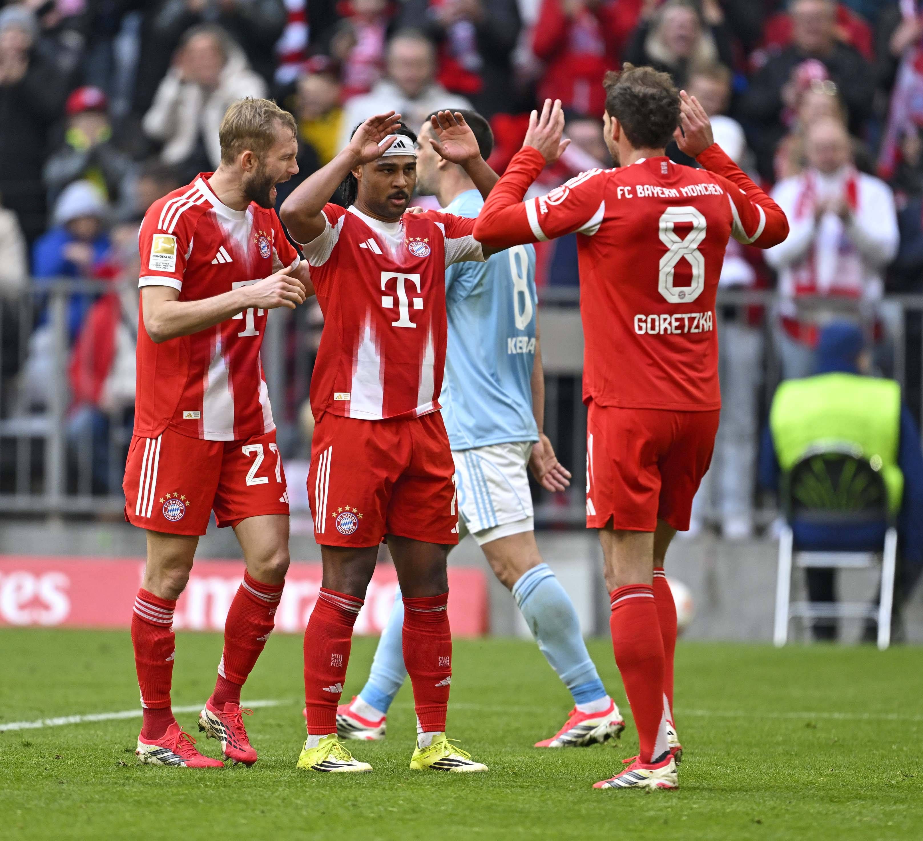 Konrad Laimer jubelt mit seinen teamkollegen über einen weiteren Sieg.