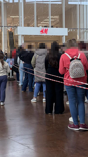 Normal Drogerie eröffnet in Wien: Hunderte warten auf neue Filialen, große Auswahl an Beauty, Haushalt und Snacks lockt Besucher in die Stores.
