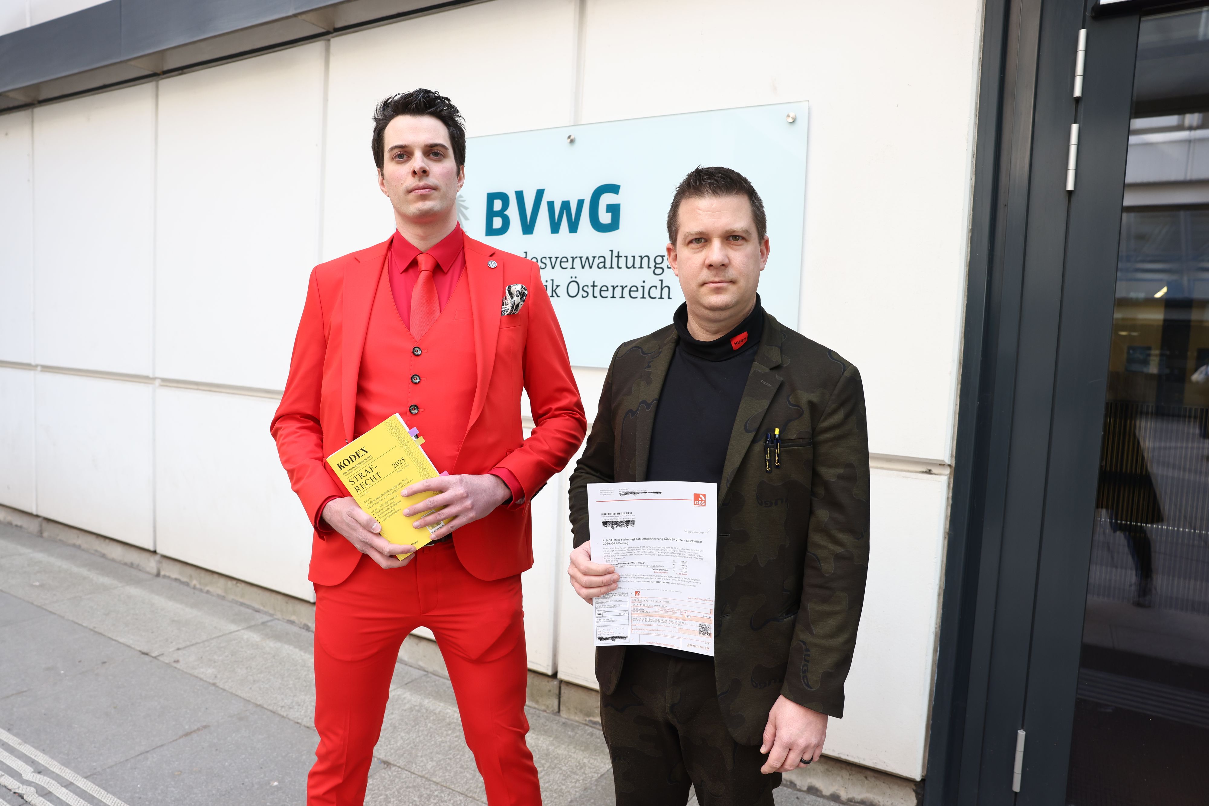Anwalt Mathias Burger (r.) und Kanzleikollege Bernd Moravetz sehen bei der neuen ORF-Gebühr rot, kämpfen derzeit gerichtlich gegen den OBS an – eine Entscheidung steht noch aus.
