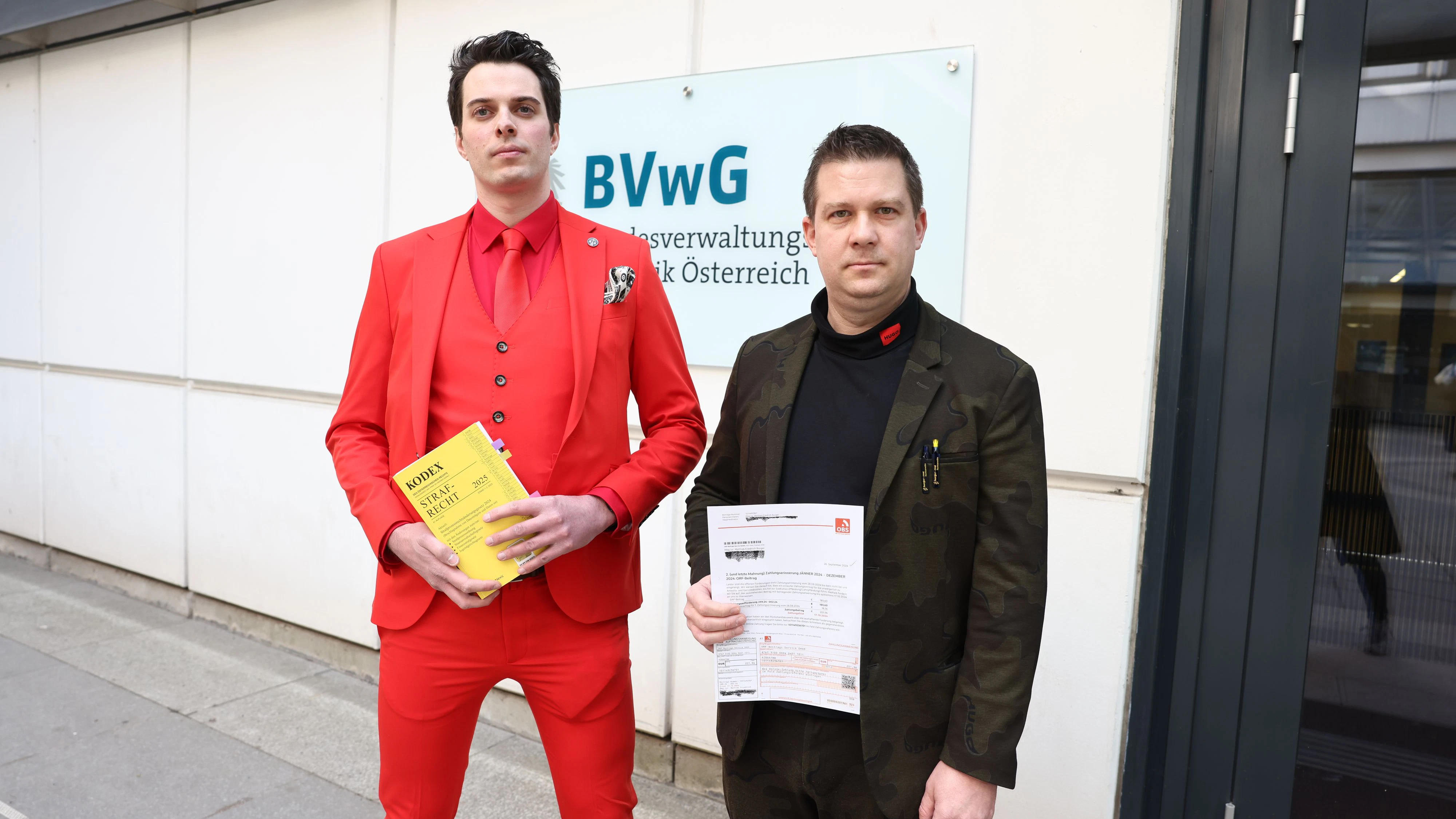 Anwalt Mathias Burger (r.) und Kanzleikollege Bernd Moravetz sehen rot