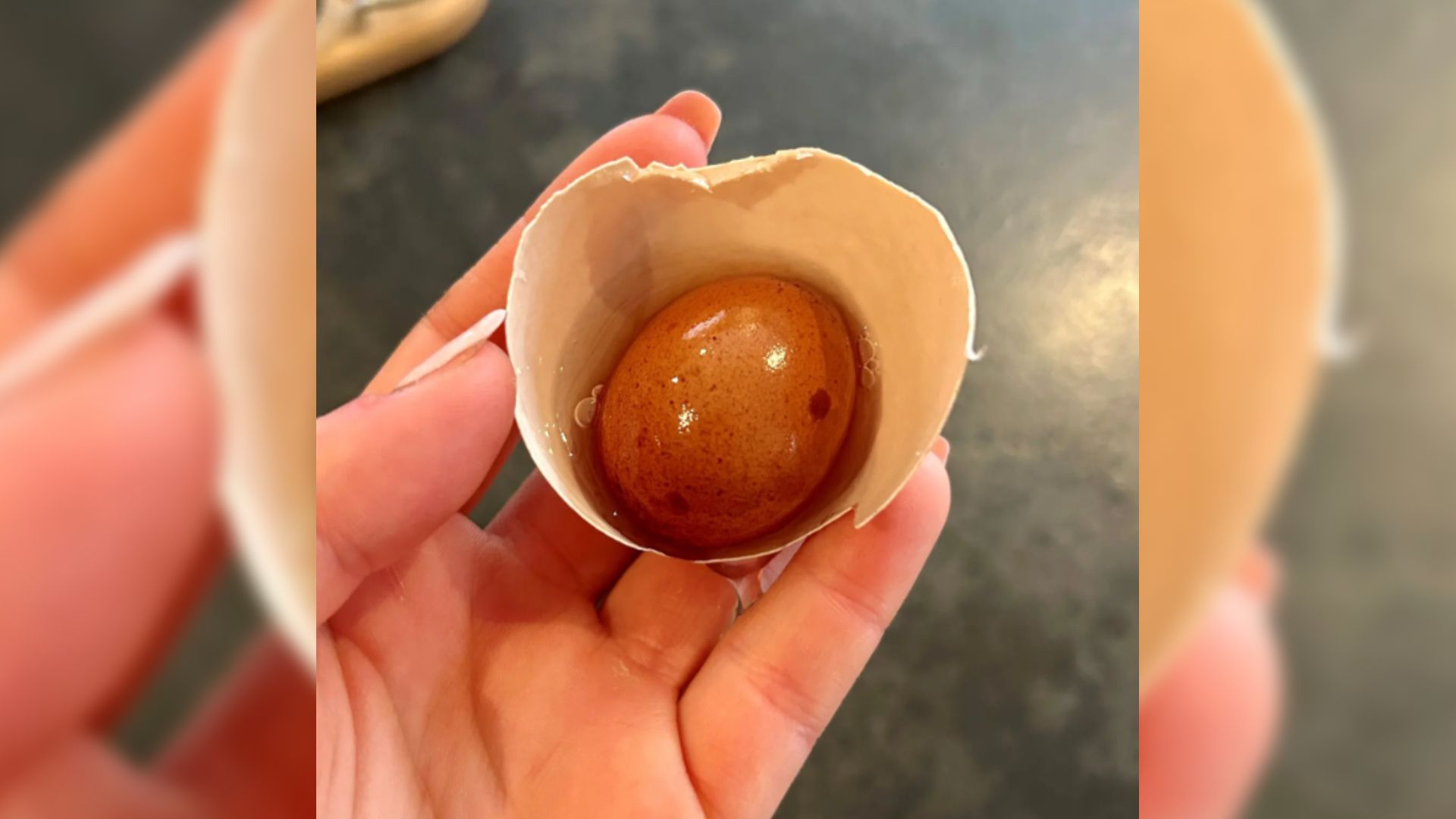 Heute.at - Frau schlägt Frühstücksei auf: Sowas noch nie gesehen