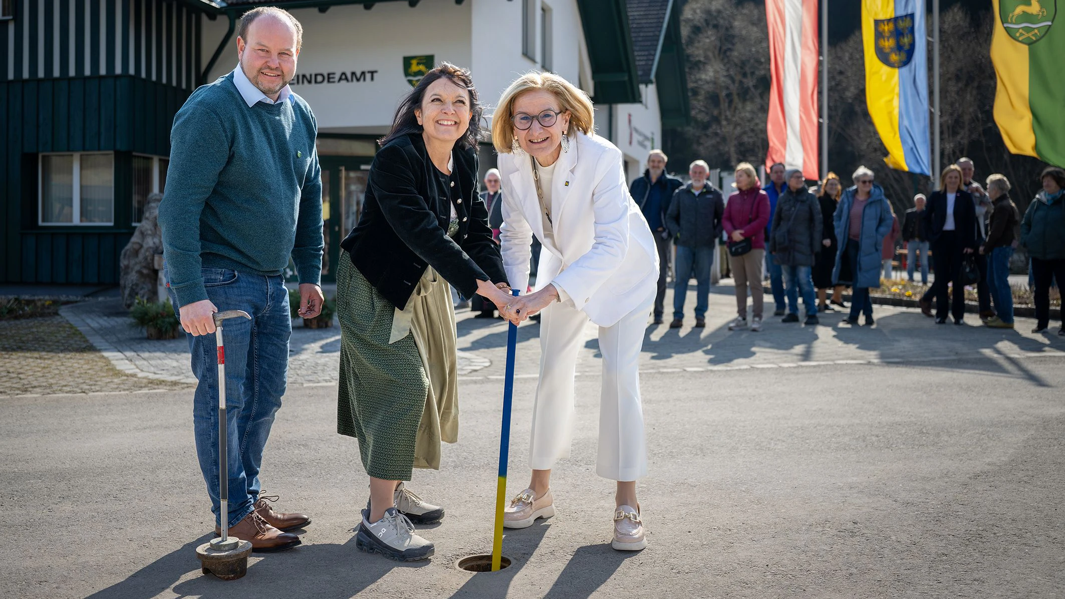 Bei der Inbetriebnahme der neuen Wasserversorgungsanlage „Quelle Naßtal“ in Muggendorf „drehen sie den Wasserhahn auf“: Landeshauptfrau Johanna Mikl-Leitner und Bürgermeisterin Elisabeth Hollinger mit Vizebürgermeister und Wassermeister Michael Gschaider.