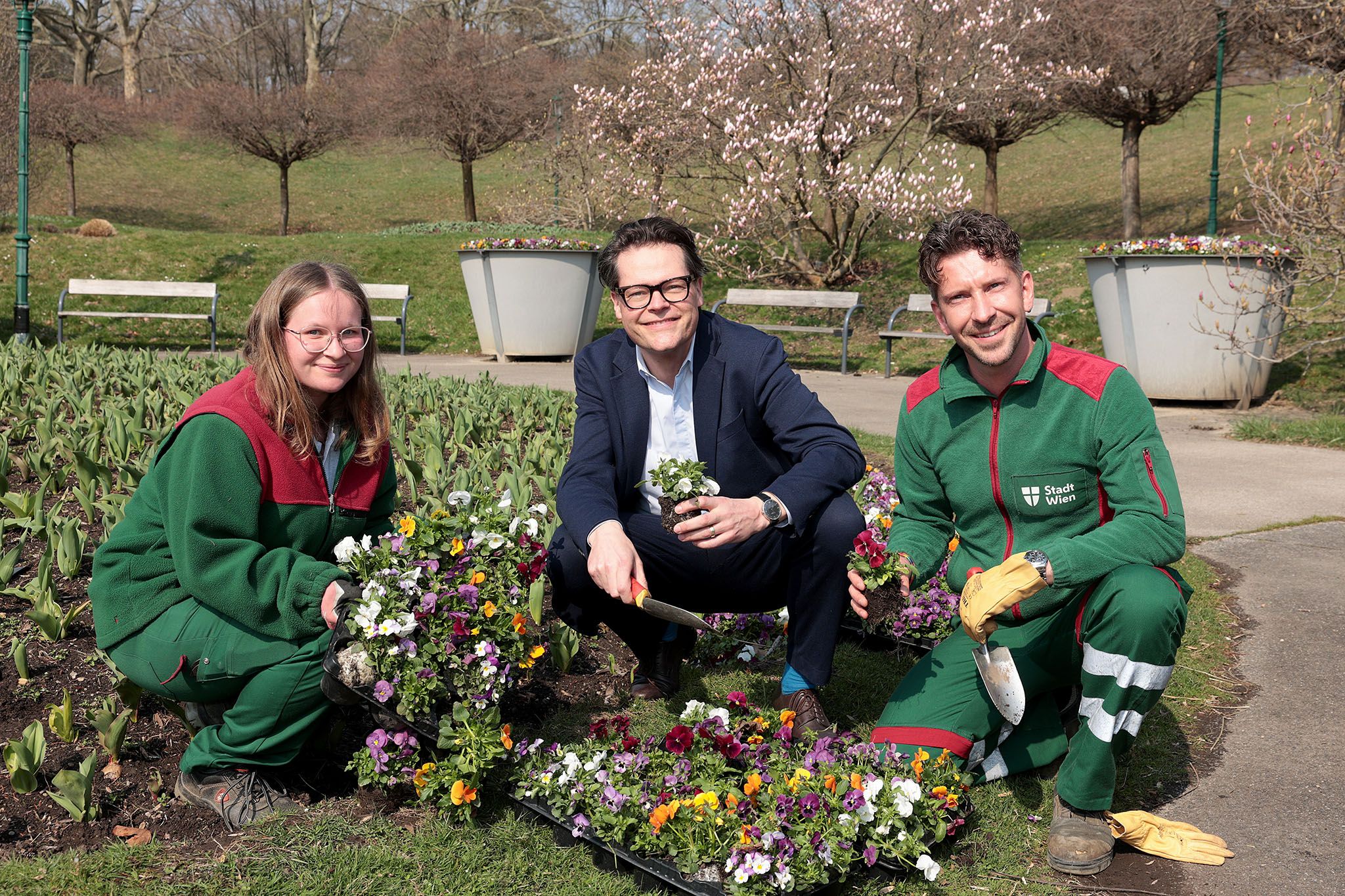 Umweltstadtrat Jürgen Czernohorszky (SPÖ) mit Mitarbeitern der Wiener Stadtgärten