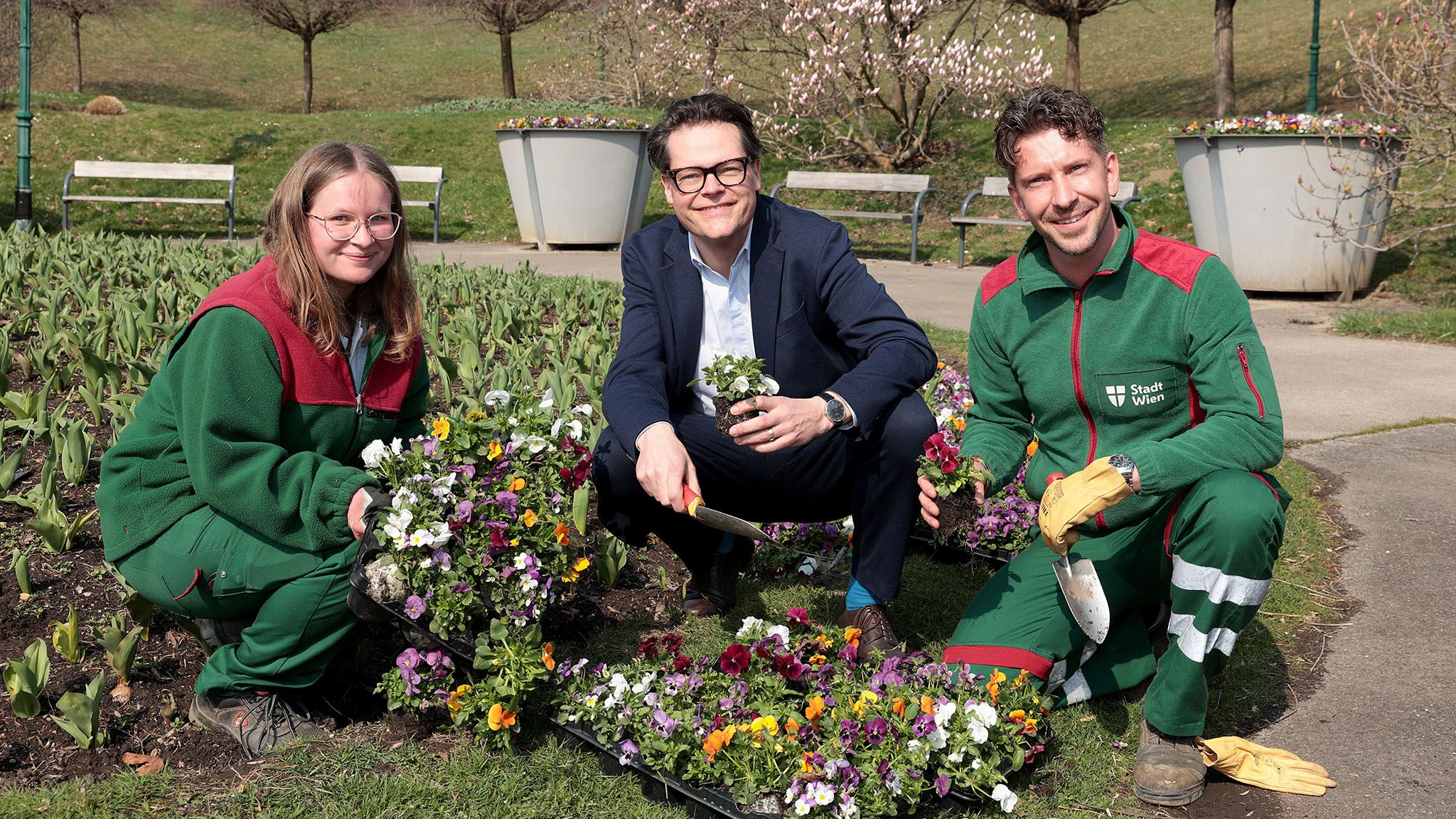 Umweltstadtrat Jürgen Czernohorszky (SPÖ) mit Mitarbeitern der Wiener Stadtgärten