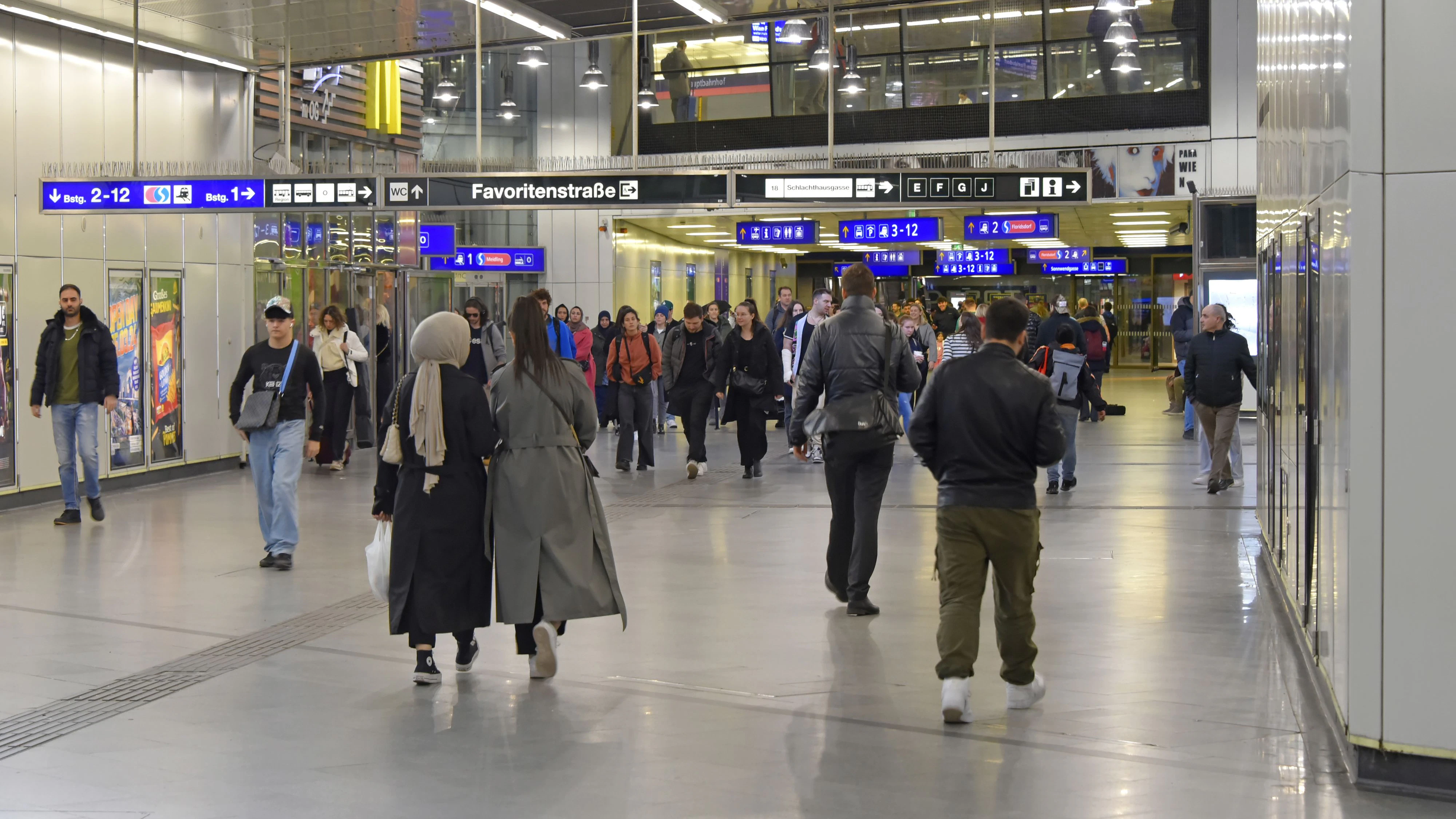 Heute.at - Brutale Jugendbande sorgt in Wiener Öffis für Schrecken