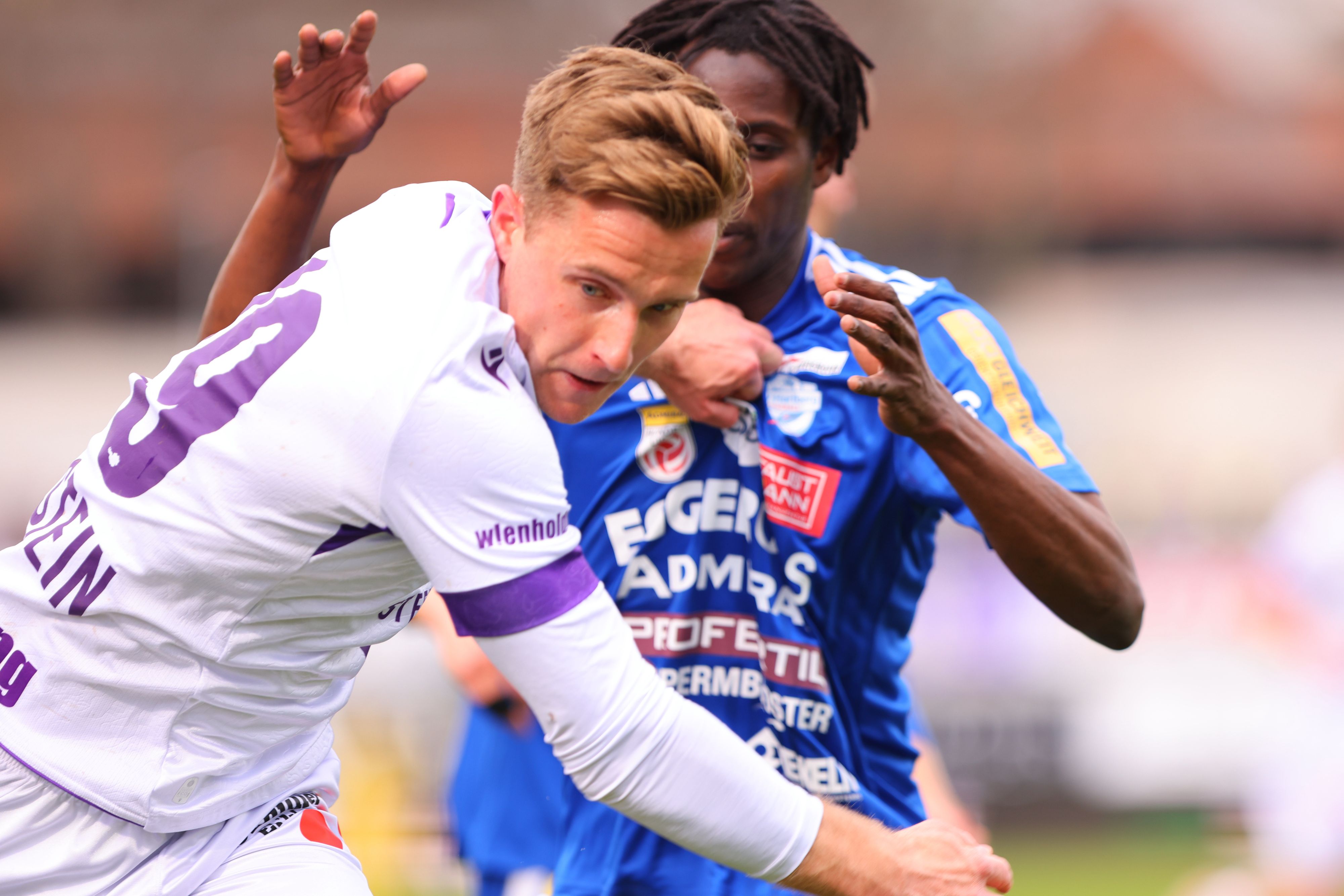 Johannes Eggestein im Zweikampf mit Hartbergs Habib Anas Coulibaly.