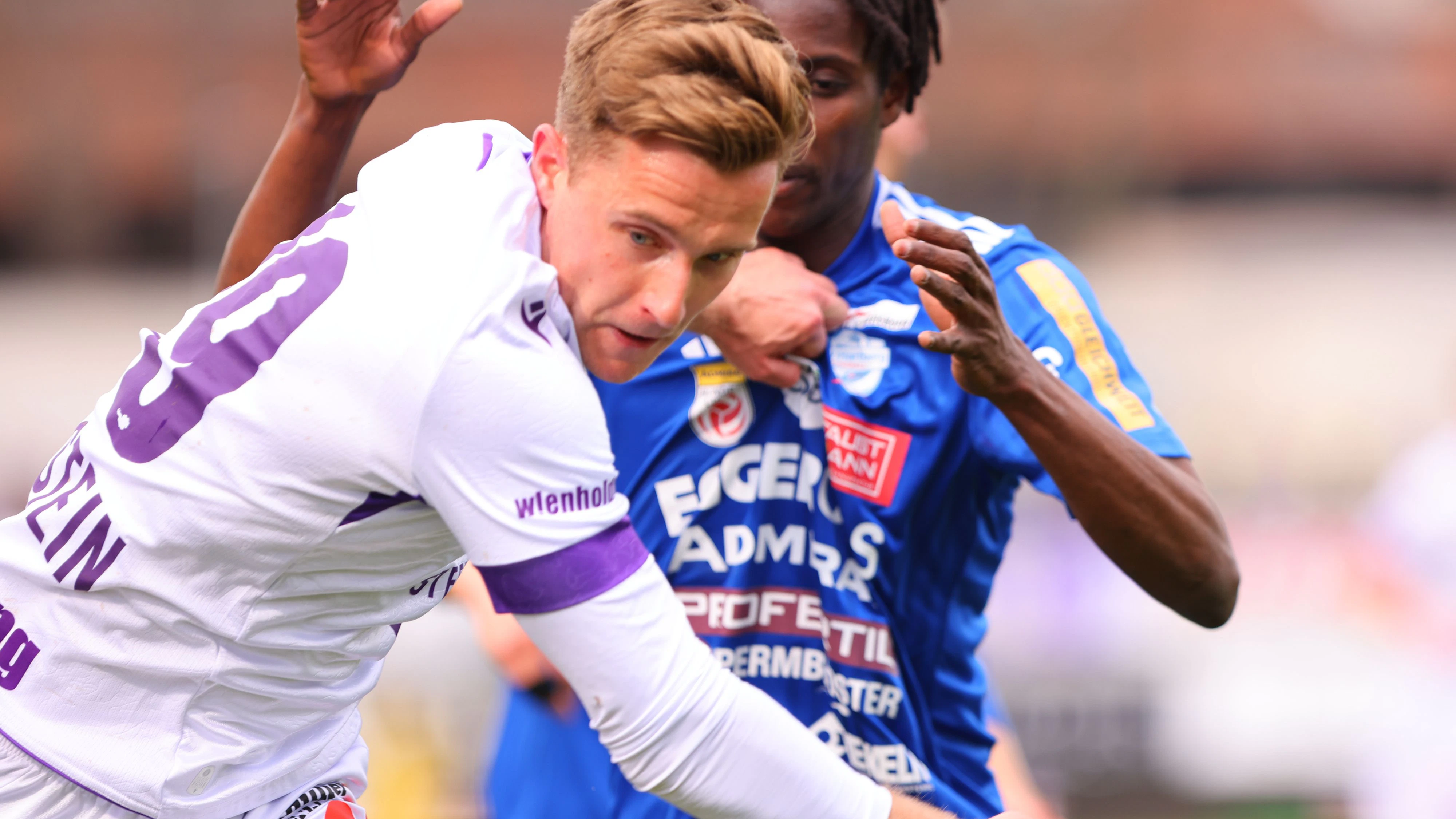 Johannes Eggestein im Zweikampf mit Hartbergs Habib Anas Coulibaly.