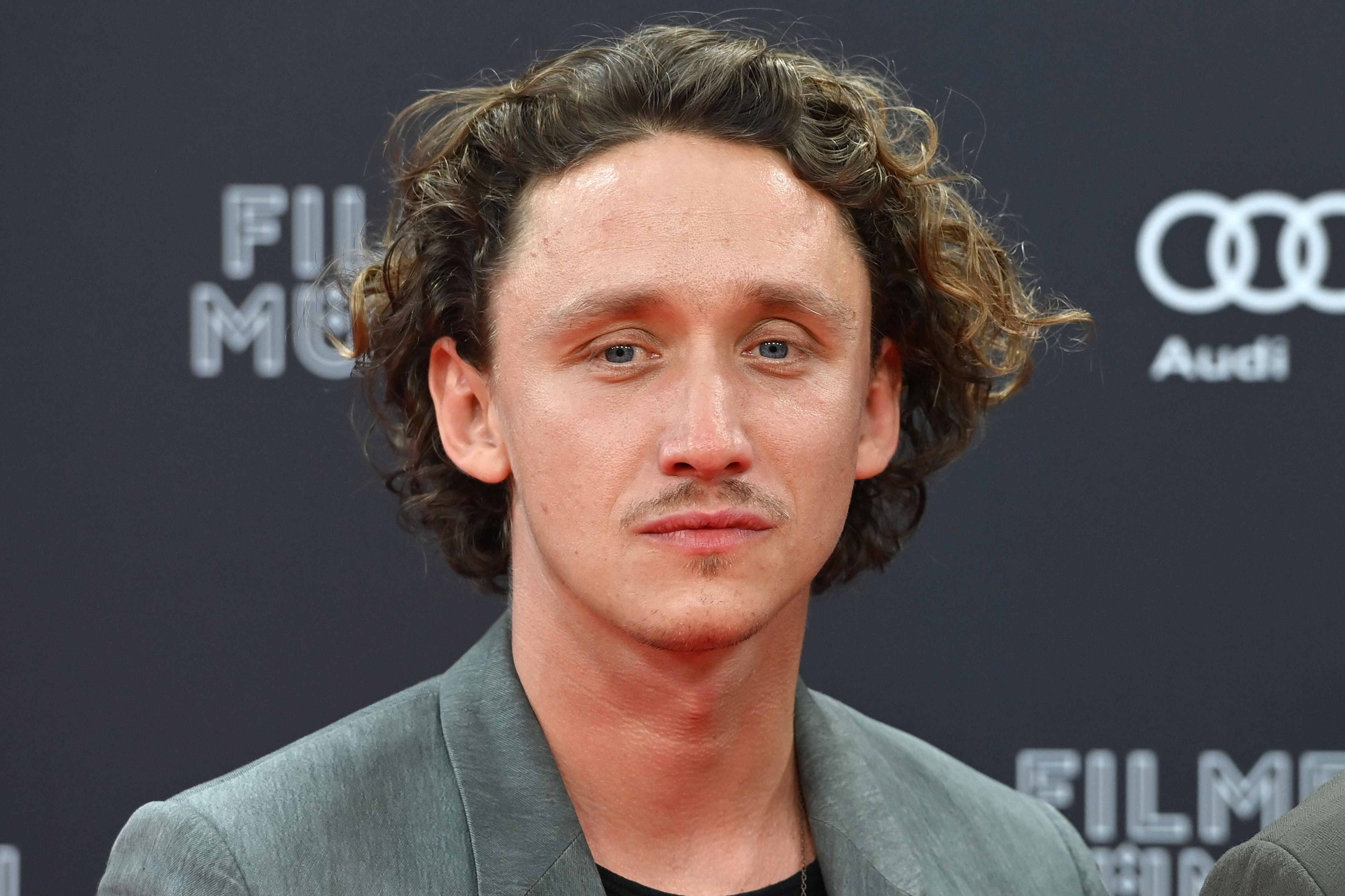 Schauspieler Aaron Friesz wurde in Wien geboren. Nun feiert er mit „Baumgeflüster“ TV-Premiere im ZDF. Friesz spielt darin einen Waldbesitzer, der sich in einen Förster verliebt. Kleine Lügen stehen der Romanze jedoch im Weg.