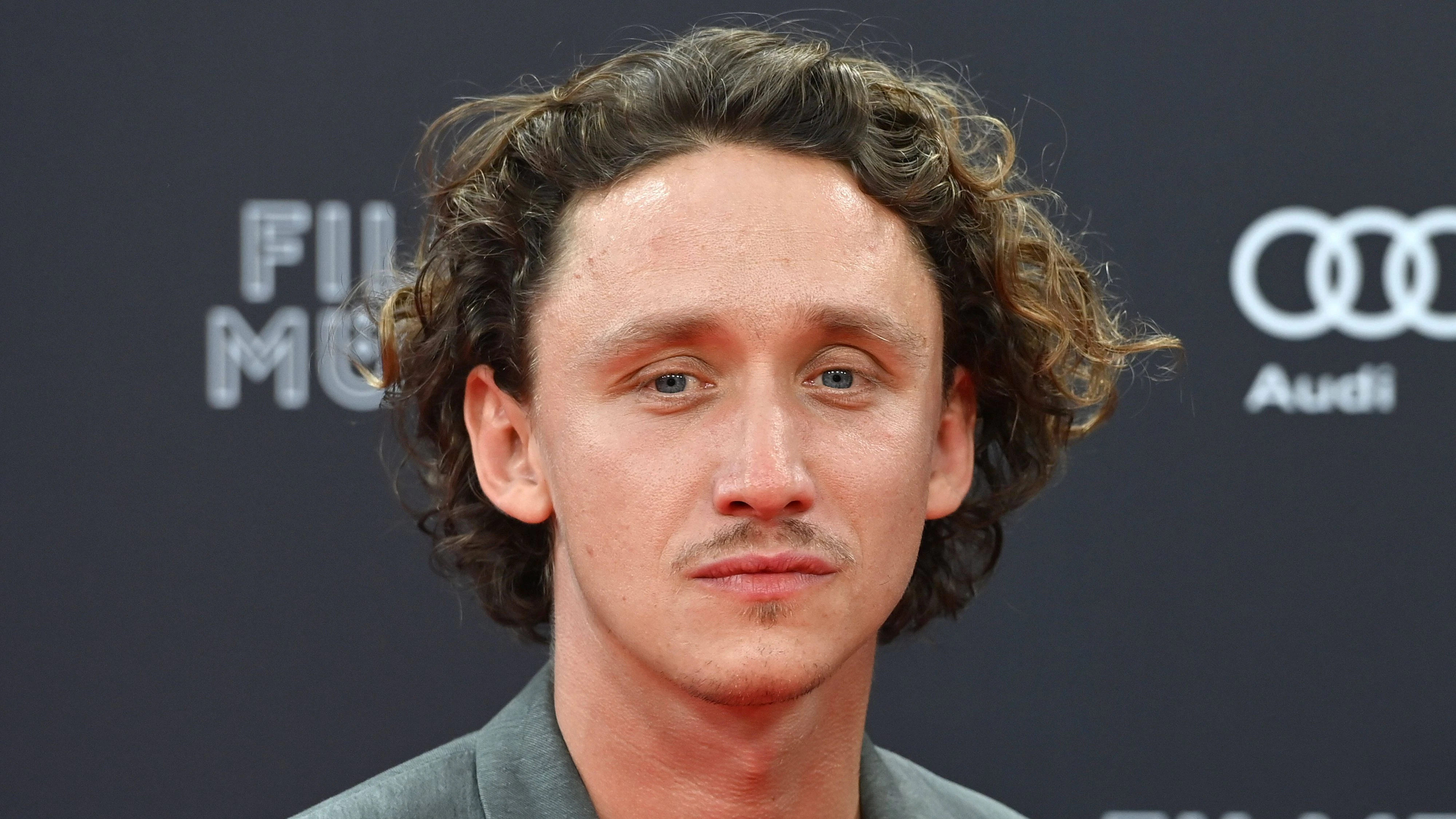 Schauspieler Aaron Friesz wurde in Wien geboren. Nun feiert er mit „Baumgeflüster“ TV-Premiere im ZDF. Friesz spielt darin einen Waldbesitzer, der sich in einen Förster verliebt. Kleine Lügen stehen der Romanze jedoch im Weg.