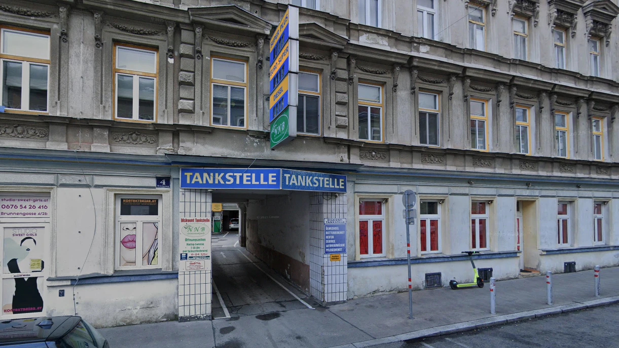 Bei dieser Tankstelle in der Brunnengasse 4 in Wien-Ottakring gibt es am Sonntag Diesel und Benzin zu "FPÖ-Preisen".