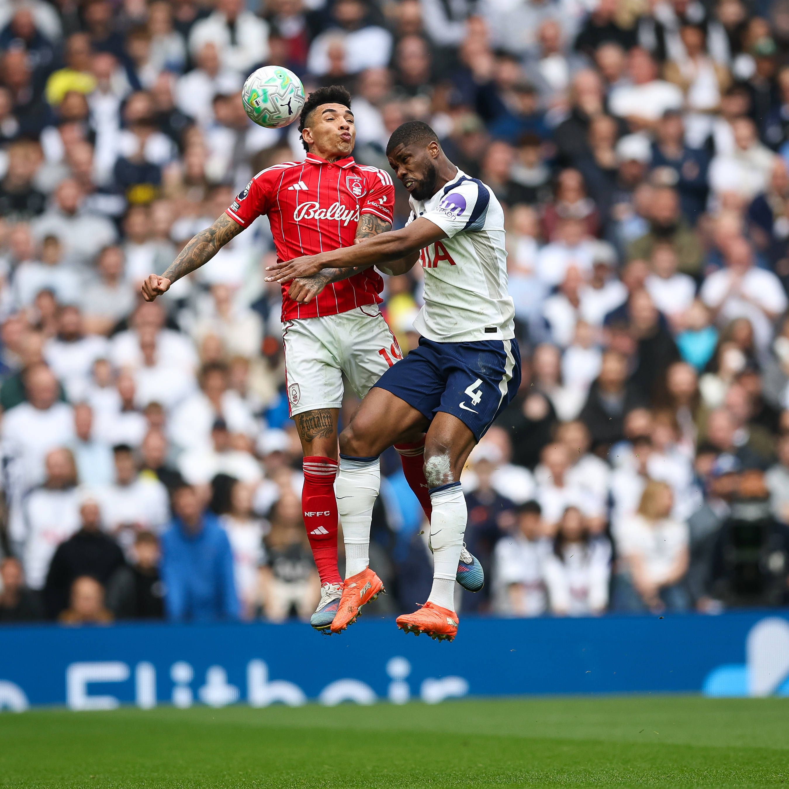 Danso (r.) konnte das 0:3 nicht verhindern.