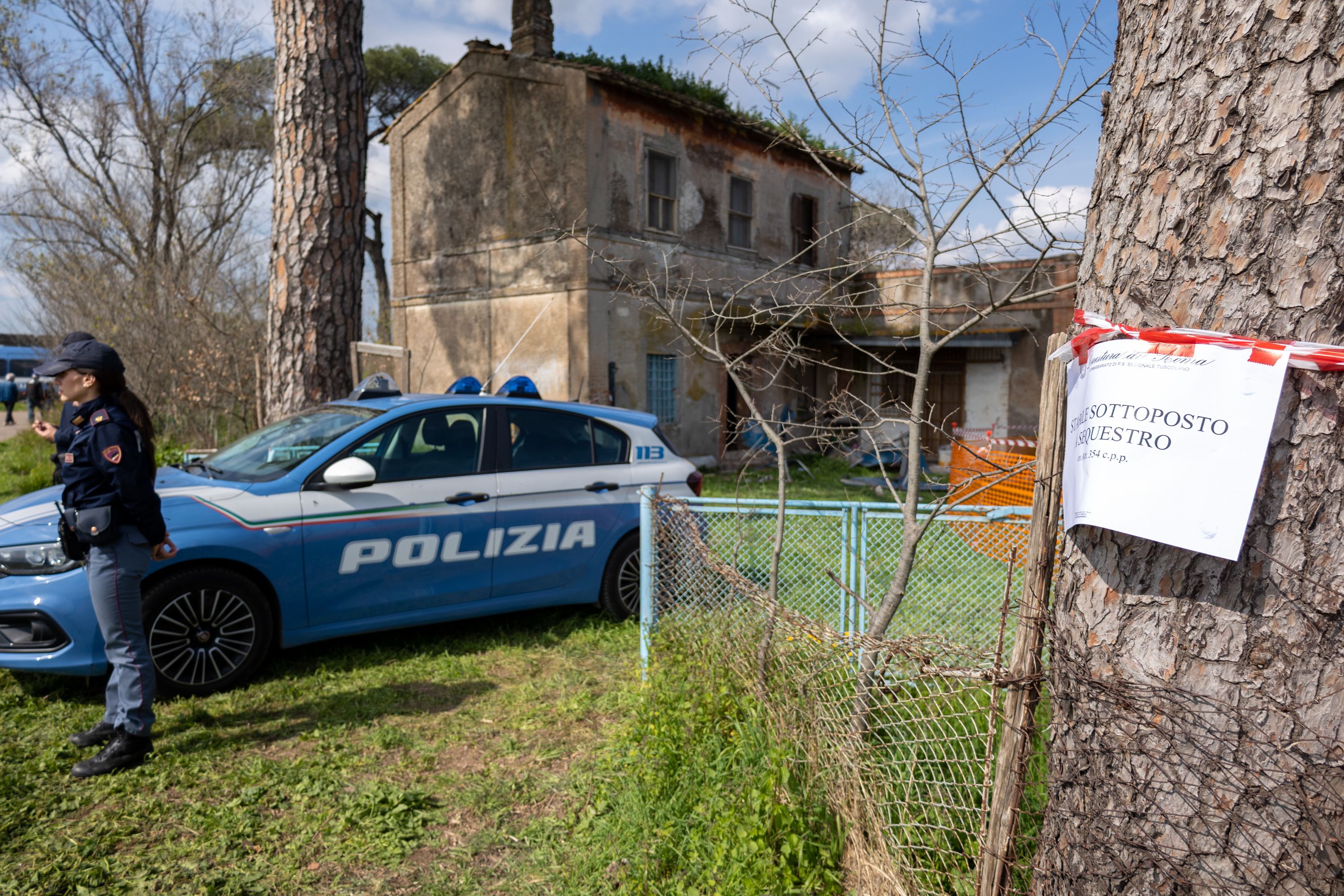 Roma:  la polizia presidia il luogo dell'esplosione della scorsa notte all'interno del casale del sellaretto, parco degli acquedotti, via delle capannelle.   nella foto, la polizia di fronte all'ingresso del casale.    roma 21 mar 2026                                                              (Foto: Francesco Benvenuti / LaPresse)