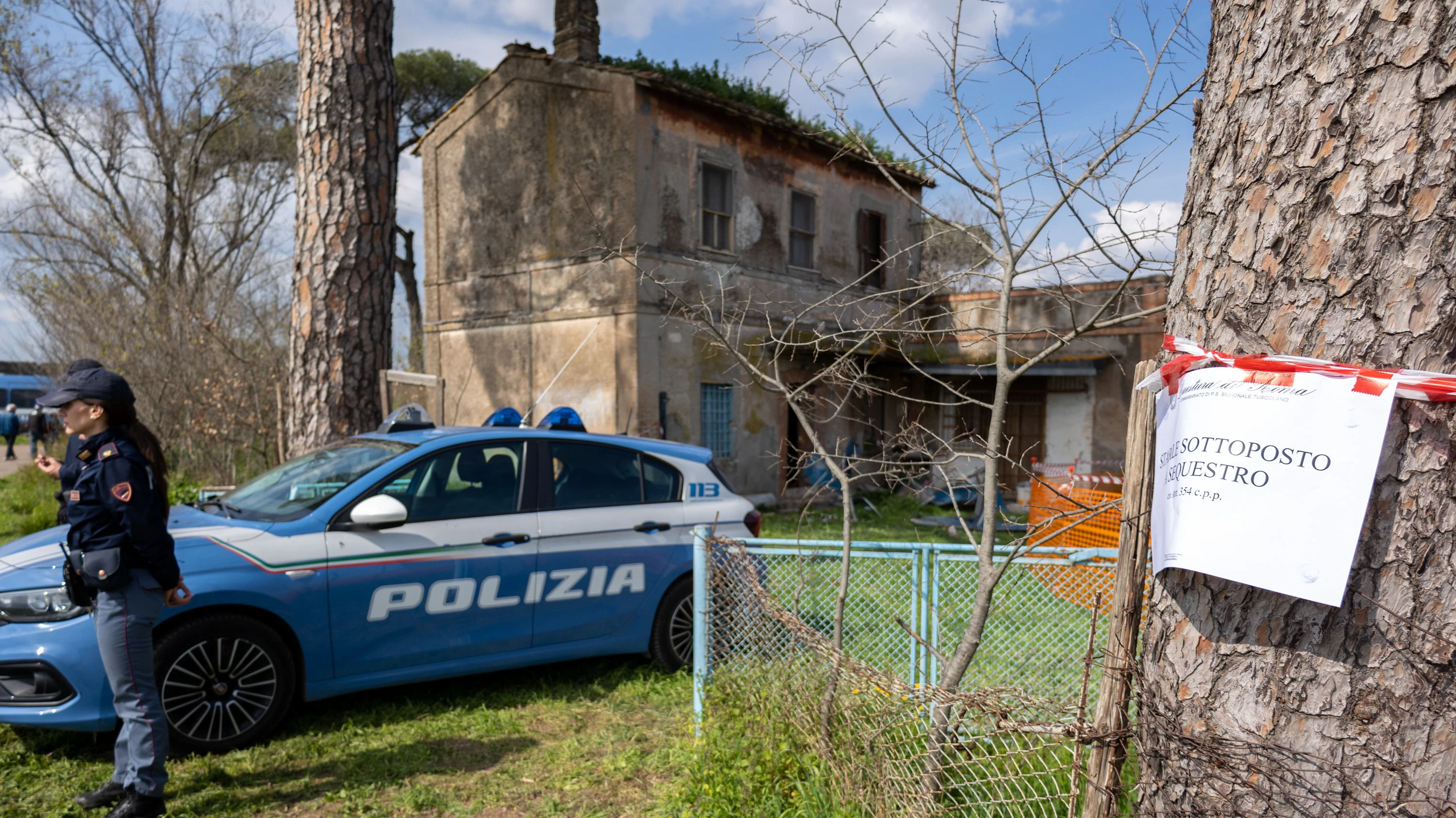 Roma:  la polizia presidia il luogo dell'esplosione della scorsa notte all'interno del casale del sellaretto, parco degli acquedotti, via delle capannelle.   nella foto, la polizia di fronte all'ingresso del casale.    roma 21 mar 2026                                                              (Foto: Francesco Benvenuti / LaPresse)