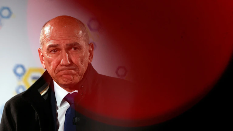 Der frühere Ministerpräsident Janez Jansa stand am Sonntag vor einem erneuten Sprung an die Macht. Peinliche Videos und eine mysteriöse israelische Geheimdienstfirma sollten ihm dabei helfen. Wie die Wahl ausging, blieb lange unklar.