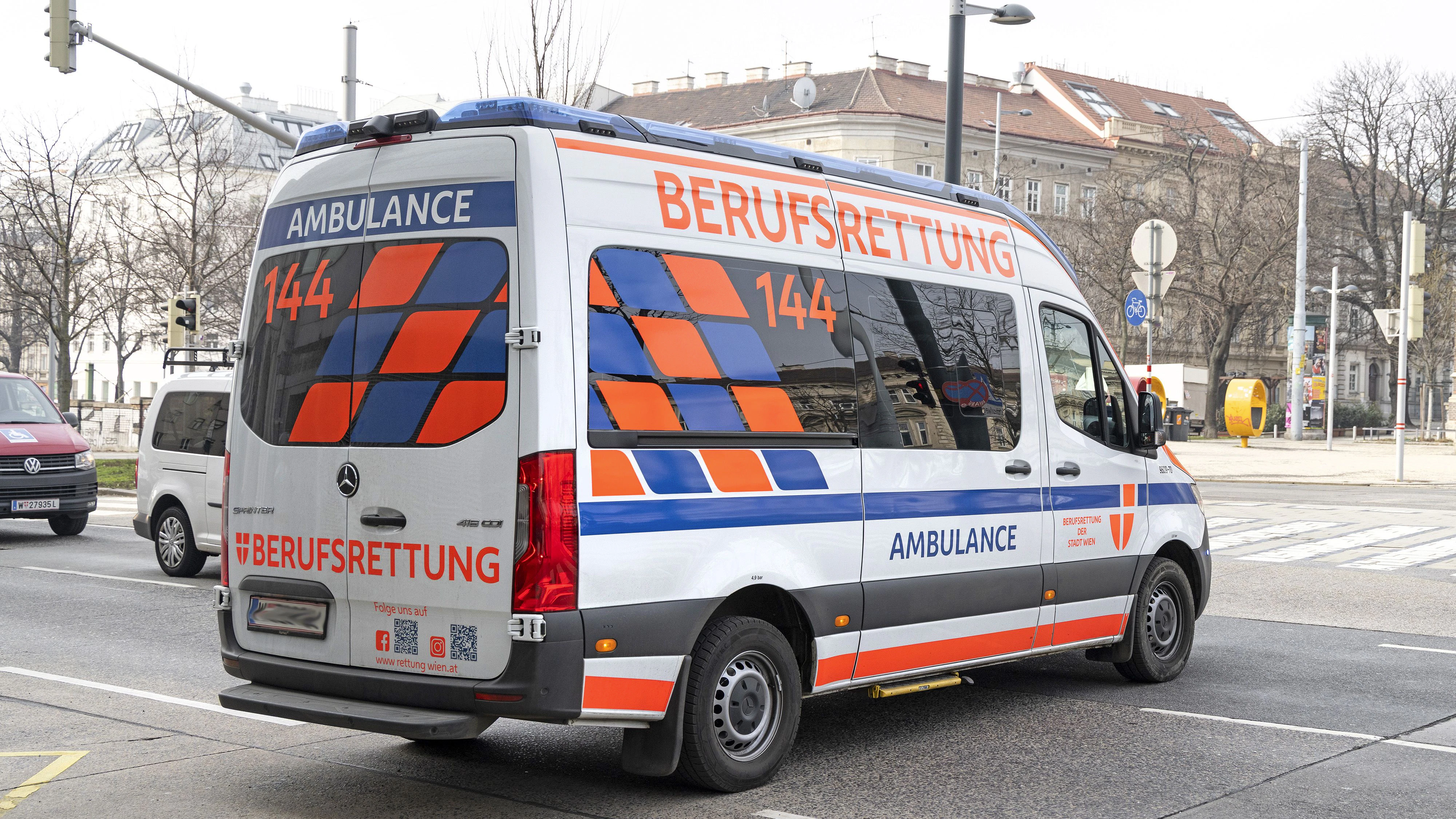 Heute.at - Blutiges Wien! Mann mit Rückenstich liegt in Busstation