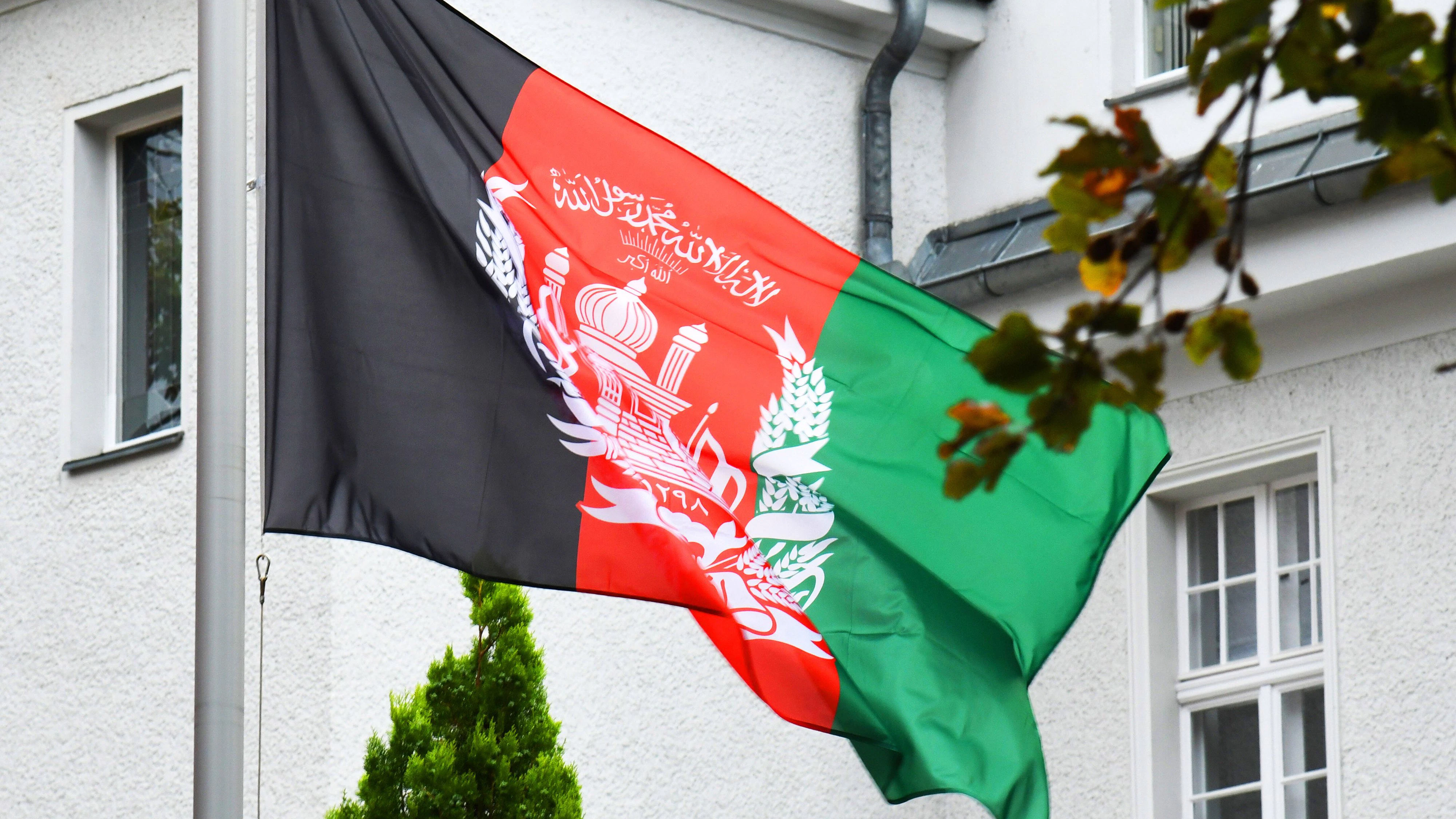Die afghanische Fahne weht vor der afghanischen Botschaft in Berlin. 