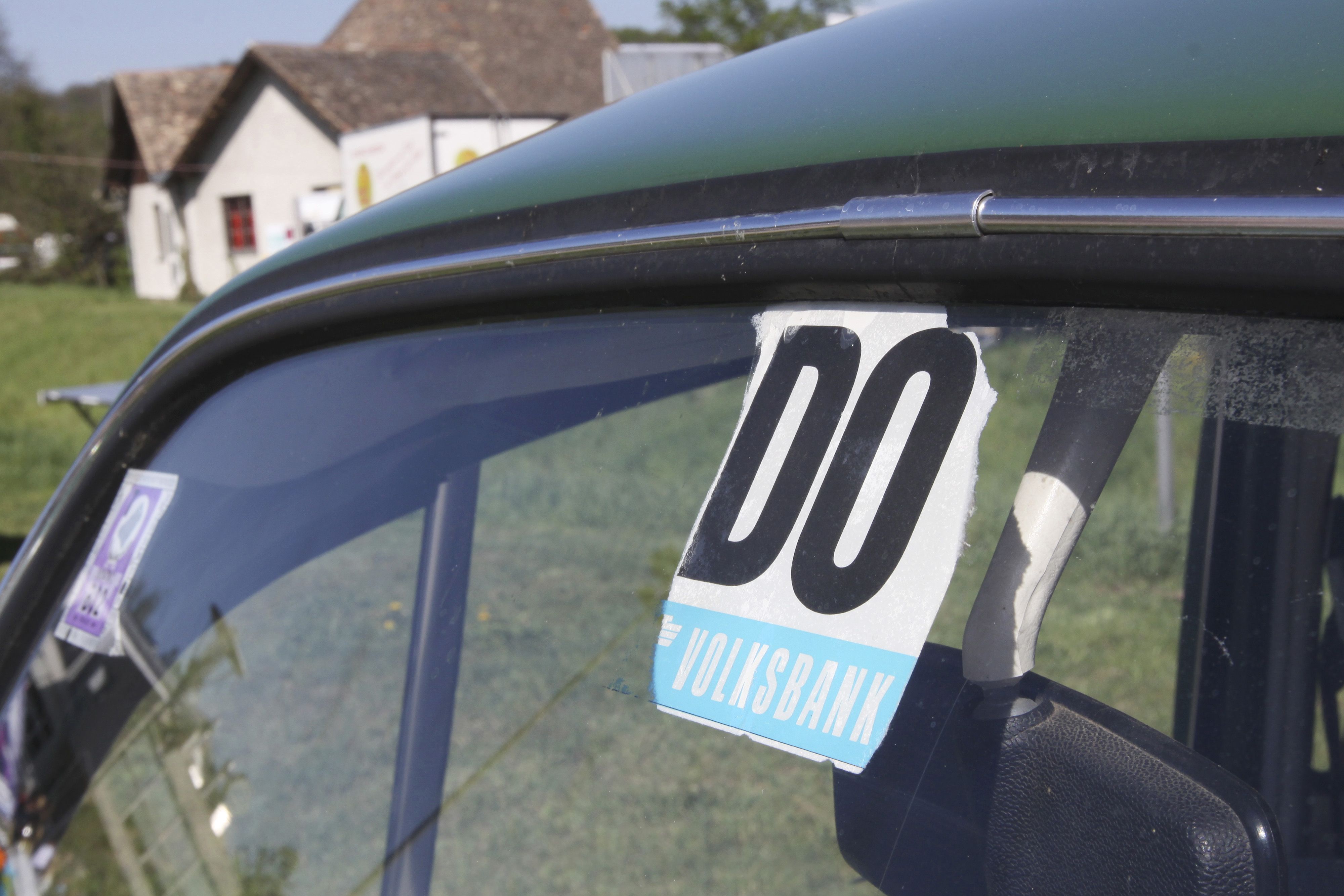 Kommen autofreie Tage zurück? Die Öl-Krisen in den 1970er Jahren machten massive Verkehrseinschränkungen nötig. Ein Pickerl auf der Windschutzscheibe zeigte, an welchem Wochentag das Auto nicht bewegt werden durfte.