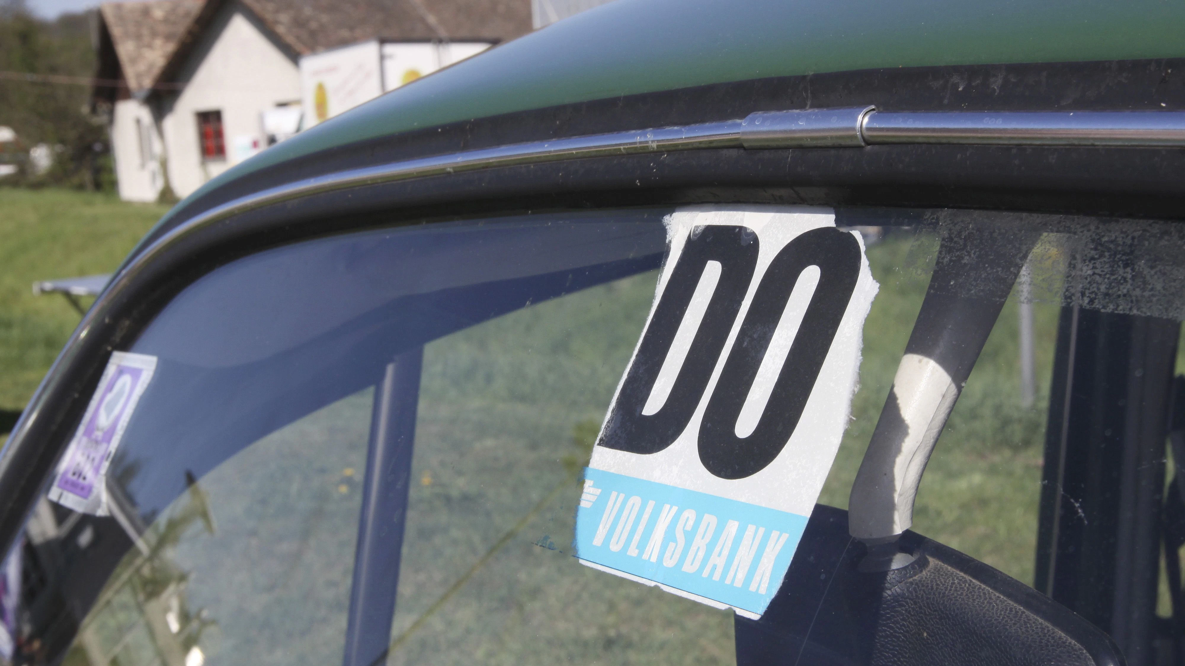 Kommen autofreie Tage zurück? Die Öl-Krisen in den 1970er Jahren machten massive Verkehrseinschränkungen nötig. Ein Pickerl auf der Windschutzscheibe zeigte, an welchem Wochentag das Auto nicht bewegt werden durfte.