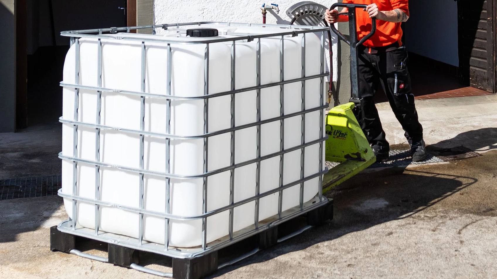 Heute.at - Diesel-Irrsinn! Mann fährt mit 1.000-Liter-Tank vor