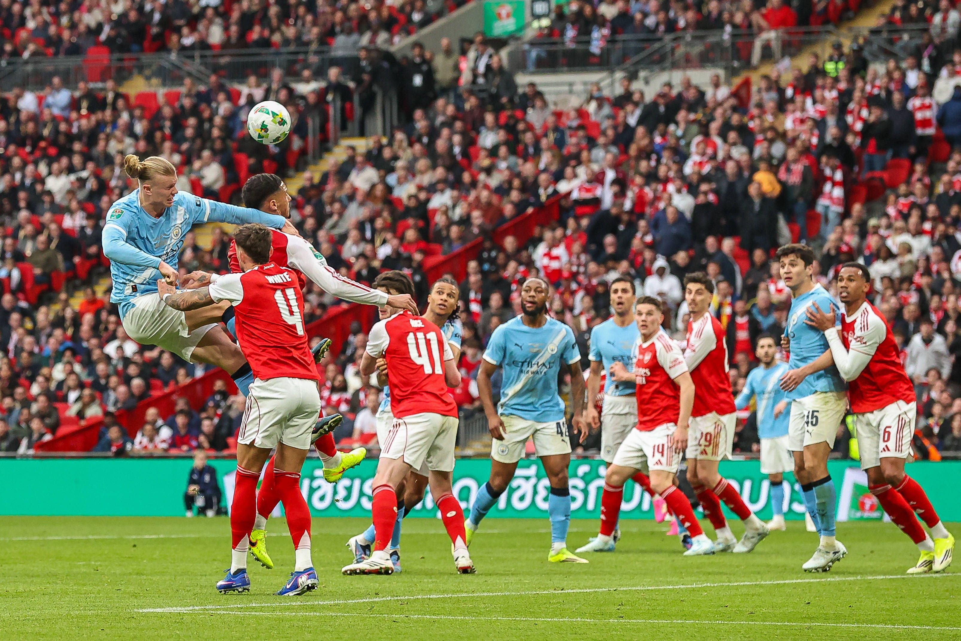 ERling Haaland (l.) im Duell gegen Arsenal.